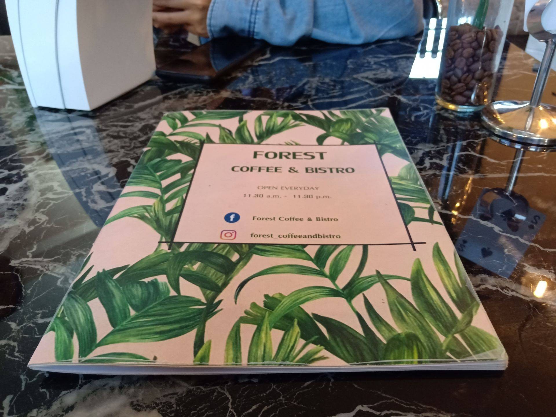 รีวิว Forest Coffee & Bistro - วันนึงฉันเดินเข้าป่า แล้วเจอร้านกาแฟ มัน ...