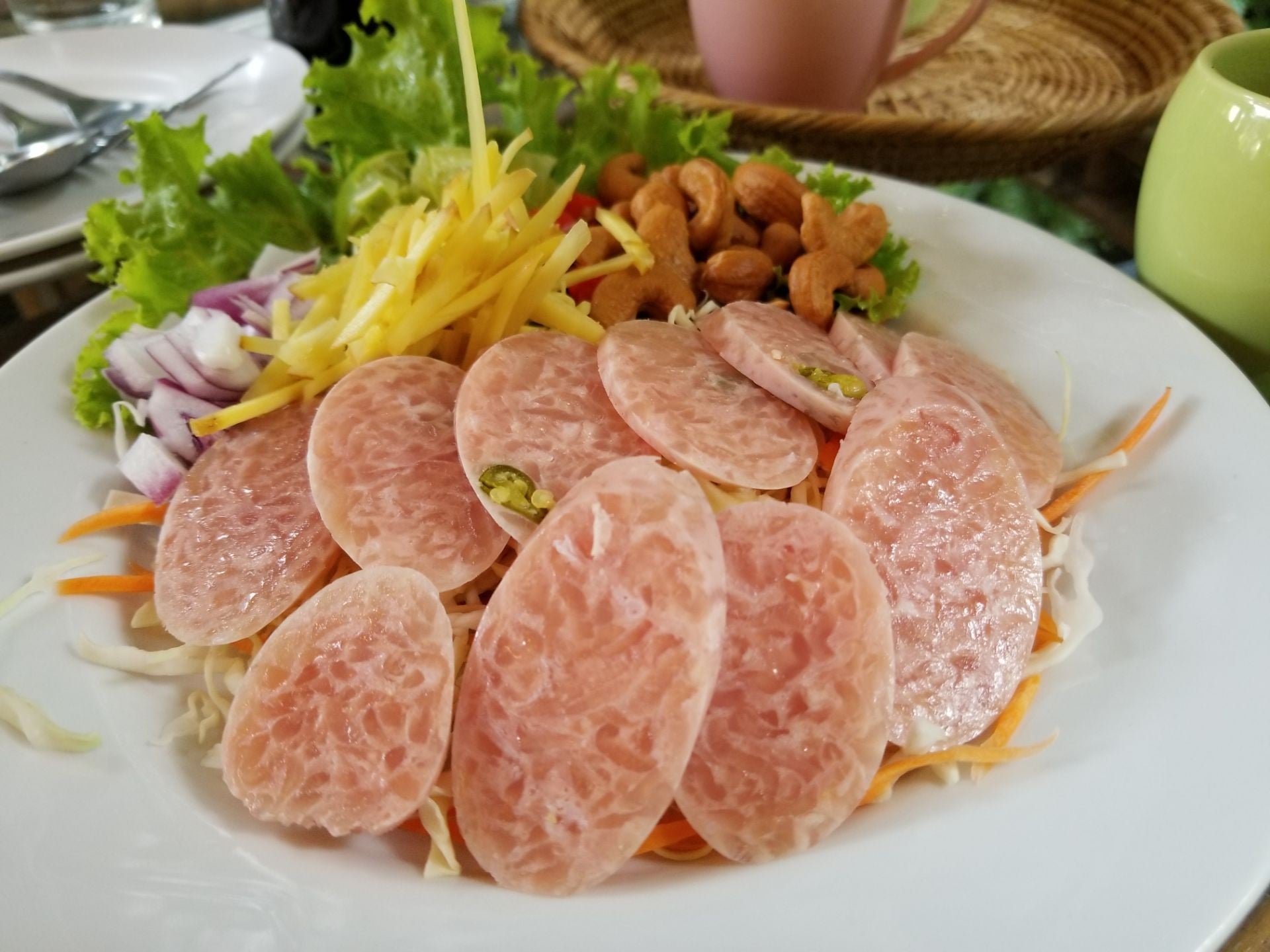 ยำแหนมเม็ดมะม่วงหิมพานต์ • เมนูแนะนำวันนี้.. แหนมสดๆ กับเครื่องให้มาครบ ...