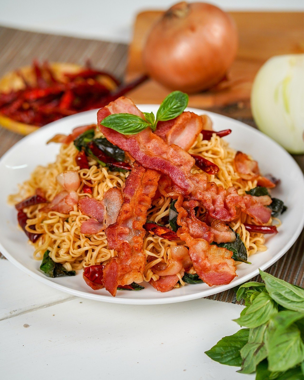 ผัดมาม่าเบคอนพริกแห้ง