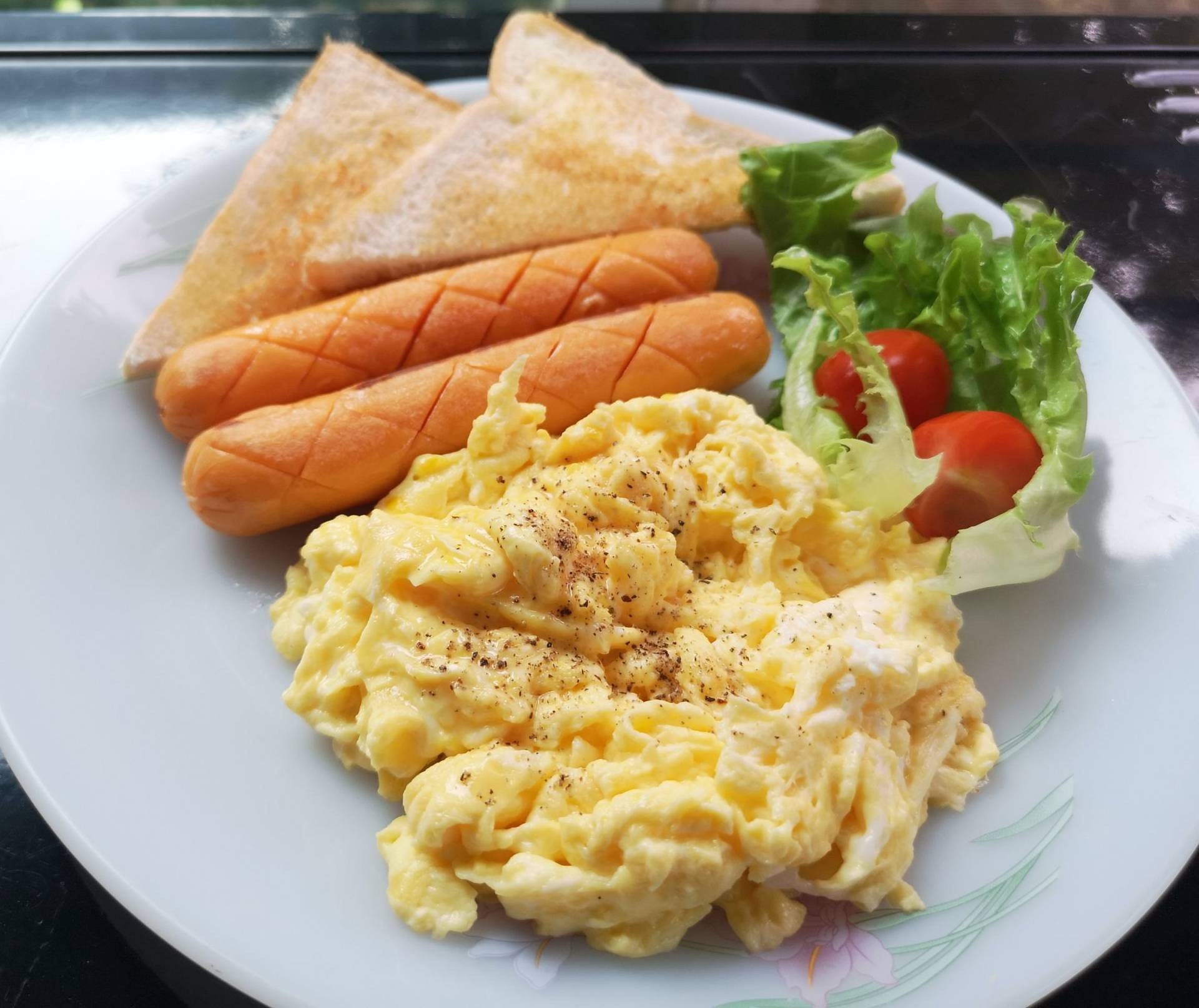 สูตร อาหารเช้าไข่คนไส้กรอกขนมปัง พร้อมวิธีทำโดย Sangsunee Chaiudchara