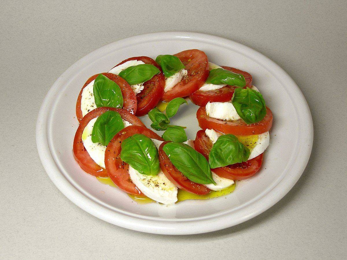 สลัดคาเปรเซ่ (Caprese Salad)