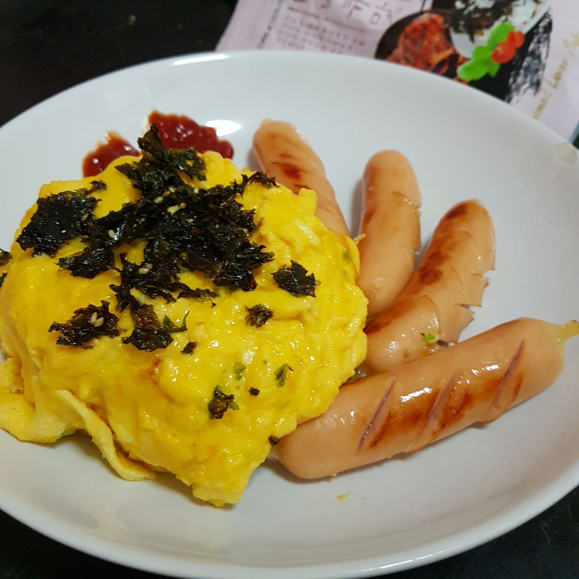 ข้าวไข่ข้น ไส้กรอก🍳
creamy omelette & Hot Dog