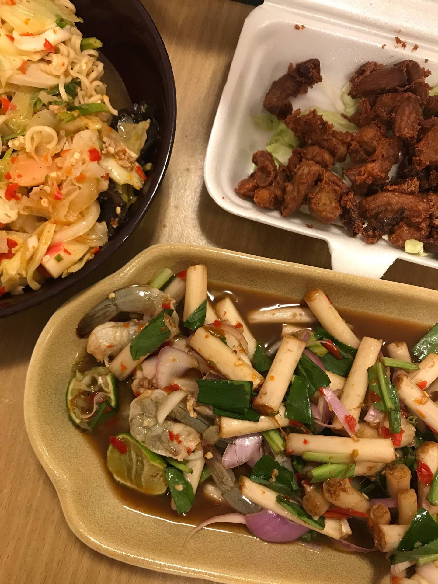 รีวิว ยำใหญ่แซ่บ - ให้เยอะมากกกกก ไส้ทอดคือกรอบเหมือนหนังไก่เลย เค็มๆ ...