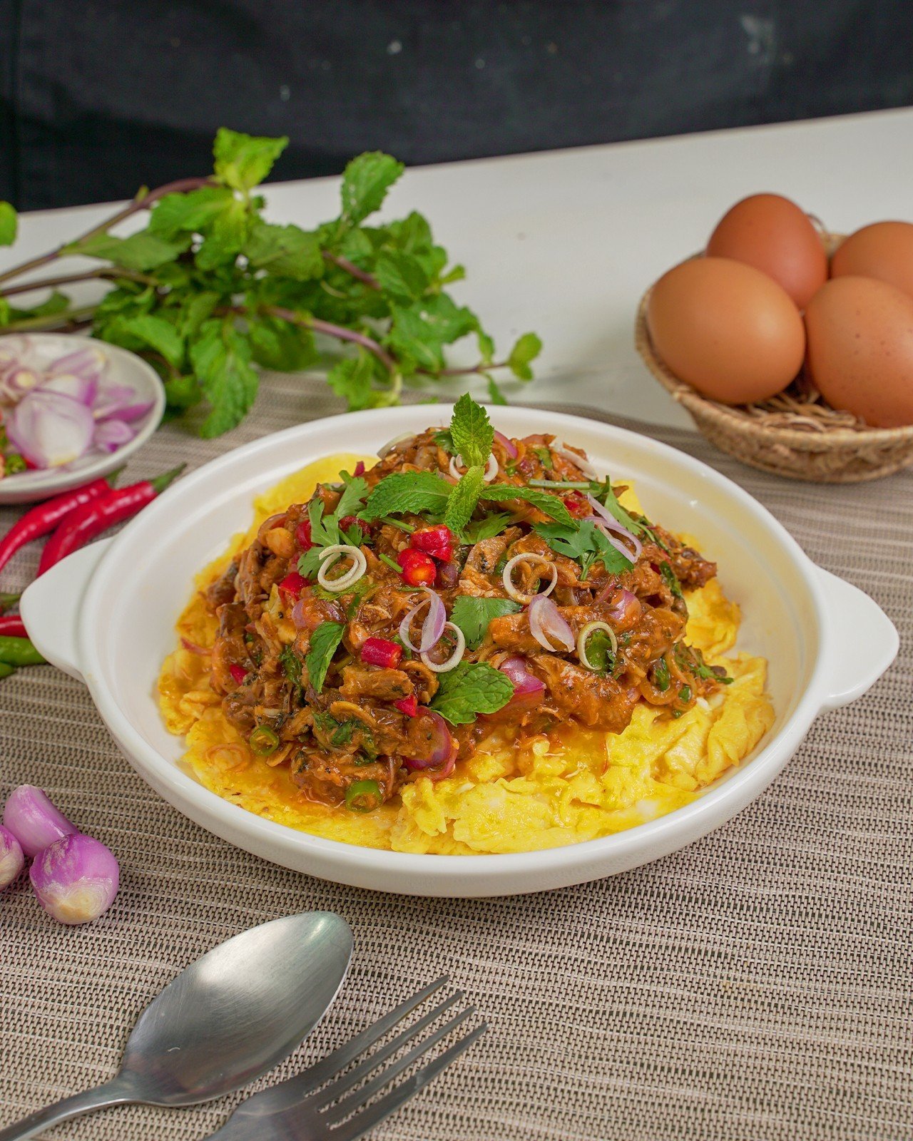 ข้าวไข่ข้นหน้ายำปลากระป๋อง