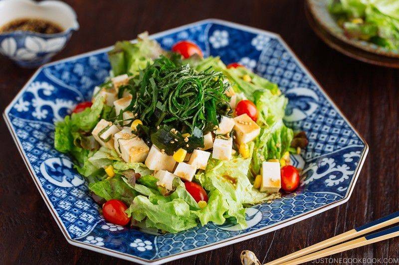 สลัดเต้าหู้กับน้ำสลัดพอนซึงา (Tofu Salad with Sesame Ponzu Dressing)