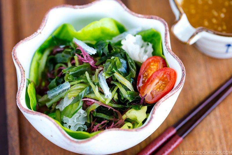 สลัดสาหร่ายกับน้ำสลัดมิโซะ (Seaweed Salad with Miso Dressing)