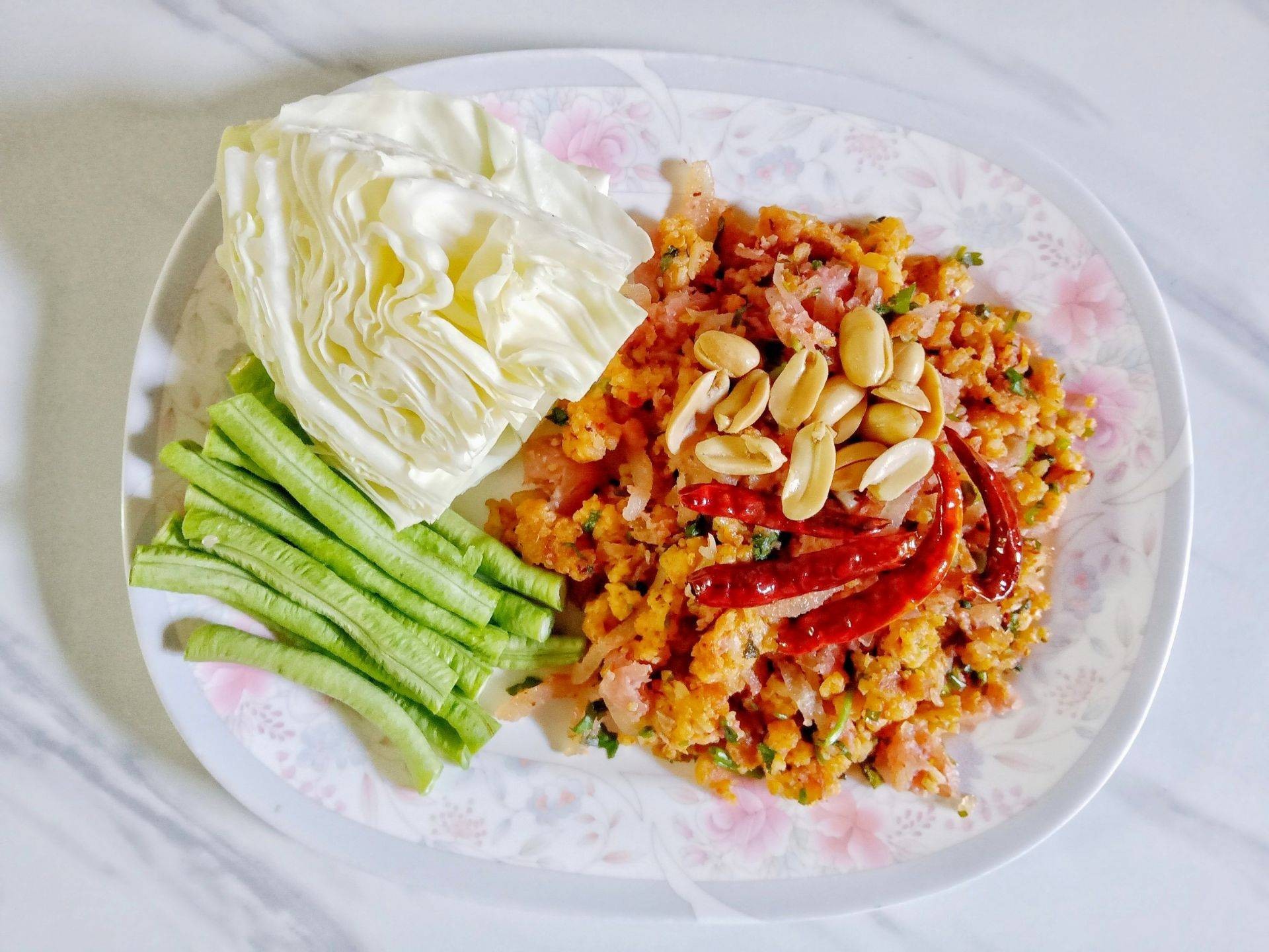 สูตร ยำแหนมข้าวทอด พร้อมวิธีทำโดย ℊ𝓊𝓃ℯ𝓌ℯℯ𝓃𝓏 ☘︎ - Wongnai Cooking