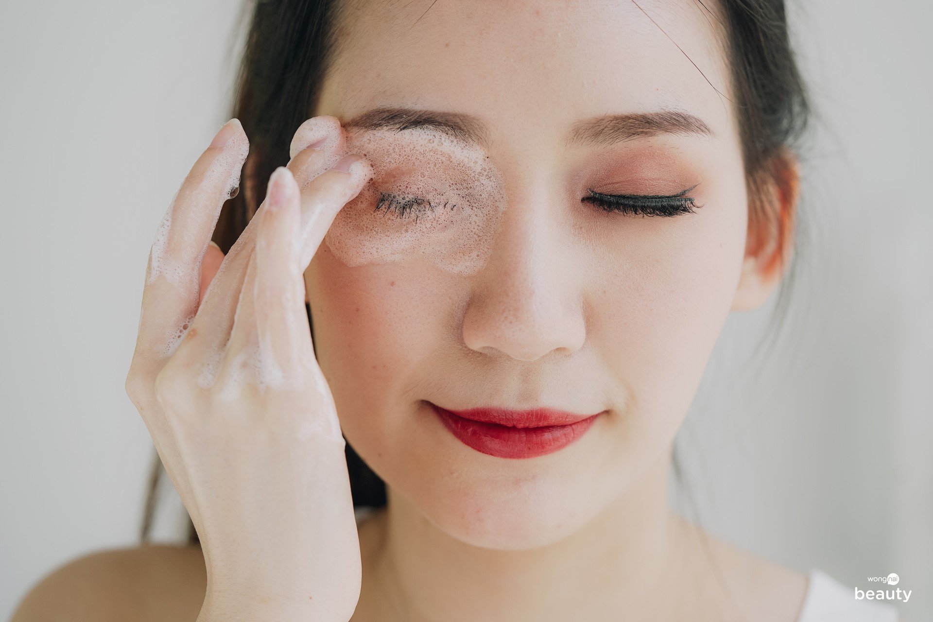 หลังจากที่ผสมเนื้อครีมกับน้ำจนเกิดฟองแล้ว นำมาถูที่บริเวณเปลือกตา