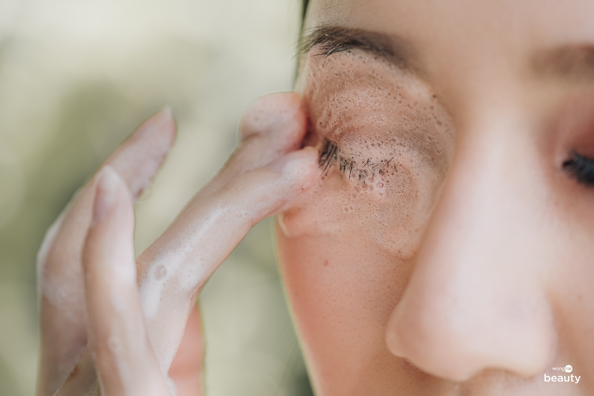 จะเห็นได้ว่าเมคอัพต่าง ๆ ละลายหลุดมากับเนื้อโฟมเลยค่ะ