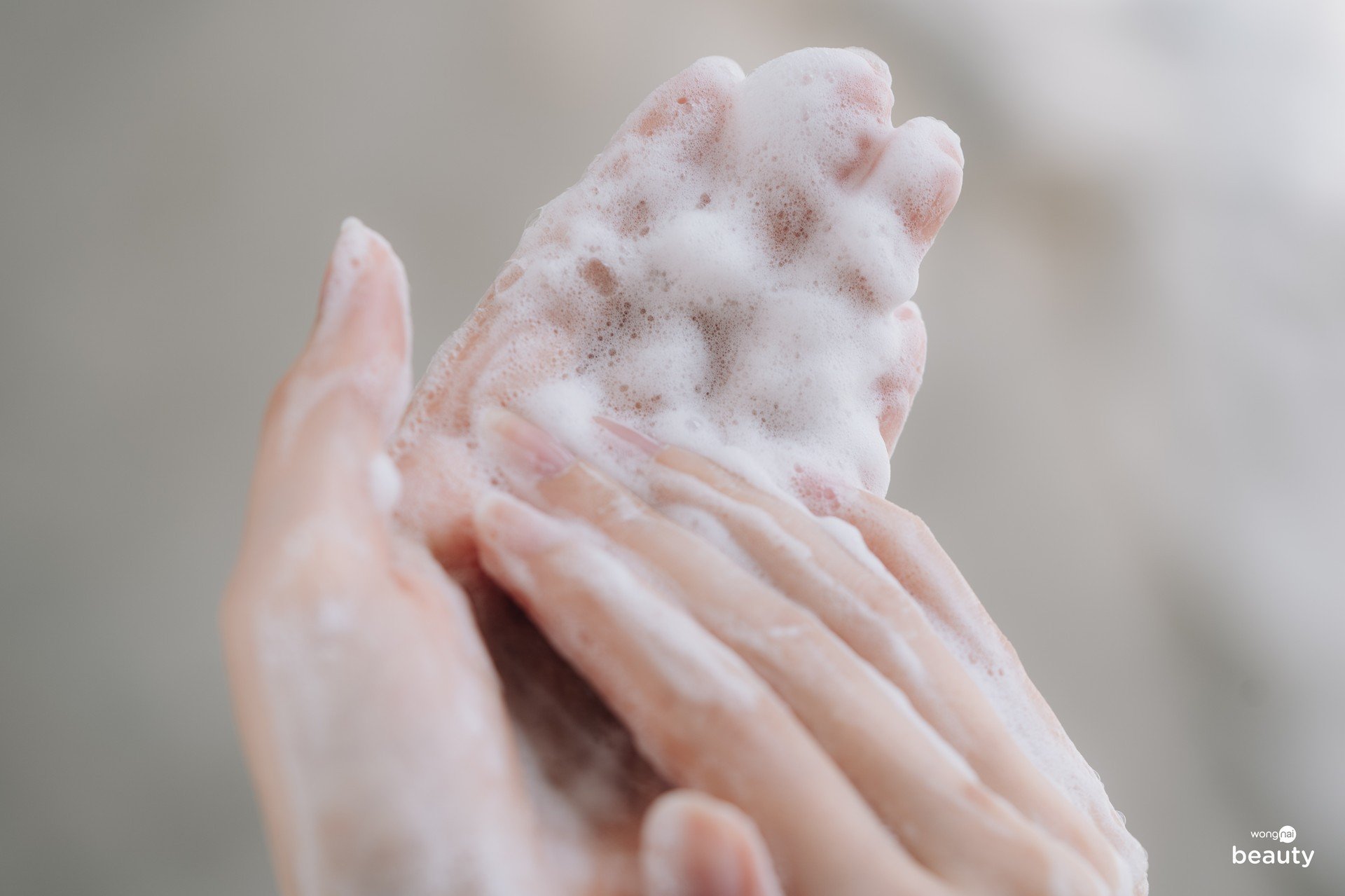 ผสมกับน้ำได้ฟองโฟมที่นุ่มมาก ๆ แค่สัมผัสที่มือยังรู้สึกดี เชื่อได้เลยว่าสัมผัสที่หน้าต้องสบายสุด ๆ ค่ะ