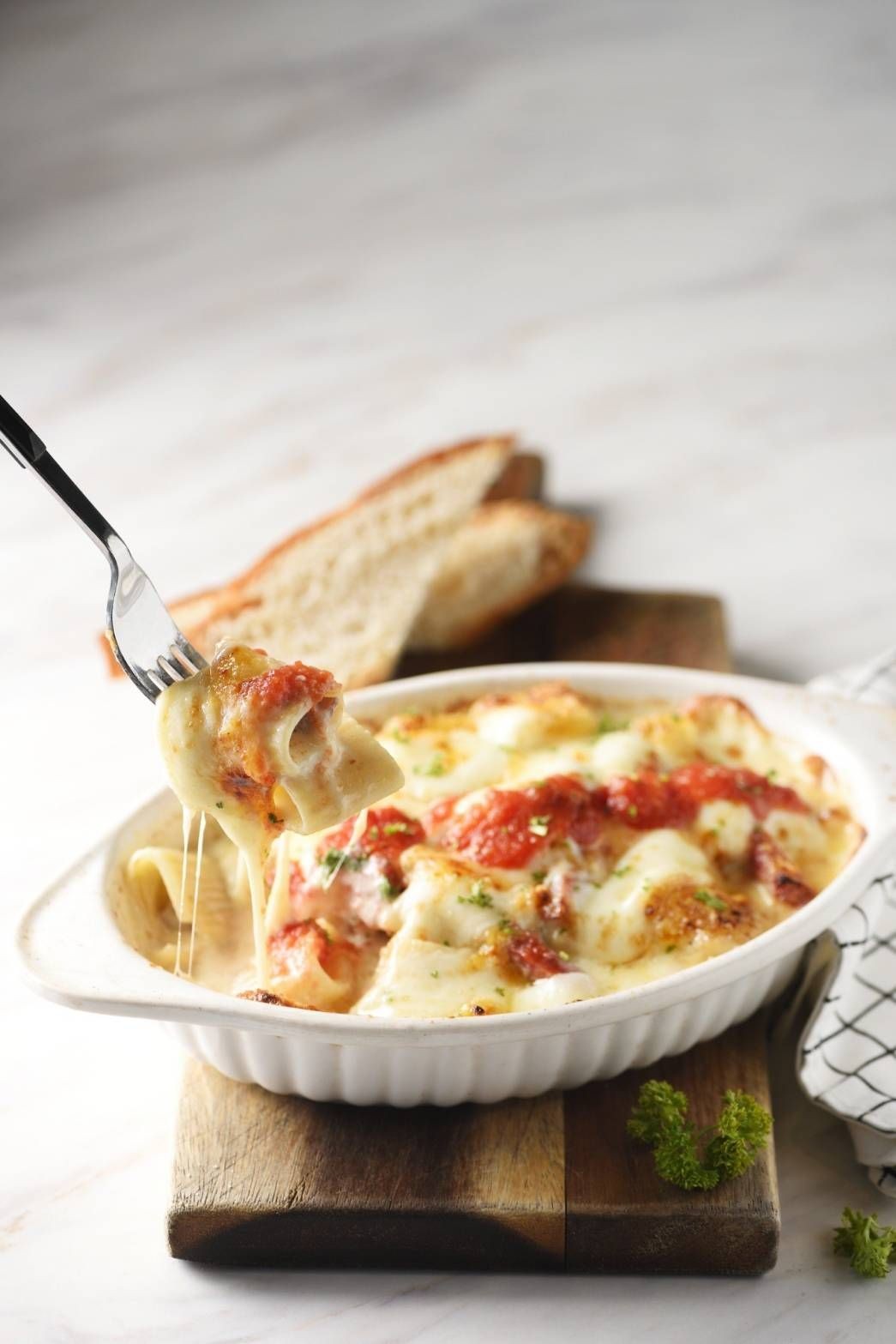 Baked pasta with cheese and spicy salami • image ร้าน THE PEPPINA