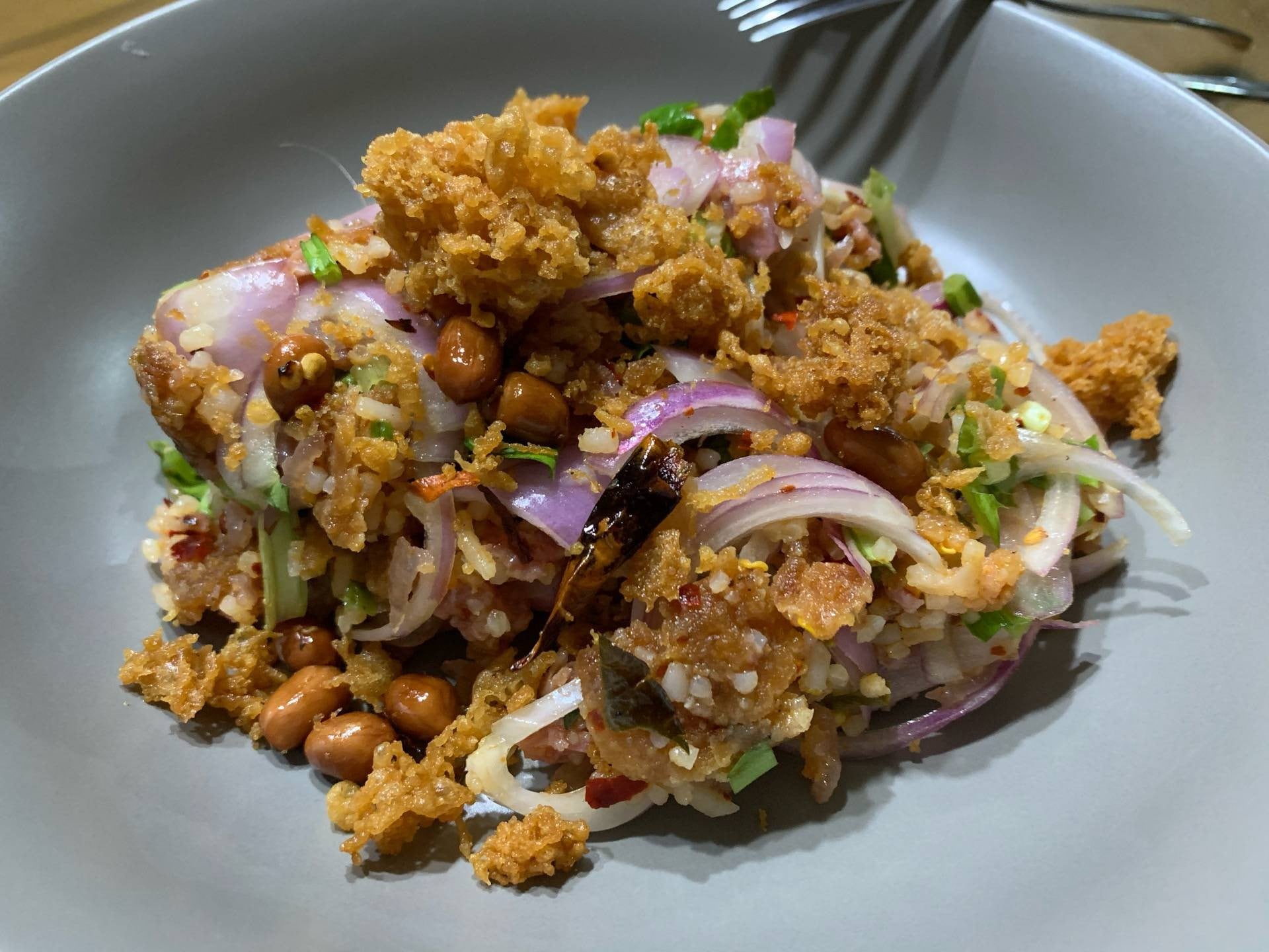 รีวิว ยำแหนมข้าวทอด เจ๊นาสัมมากร - ข้าวยำร้านประจำในหมู่บ้าน อร่อย ...