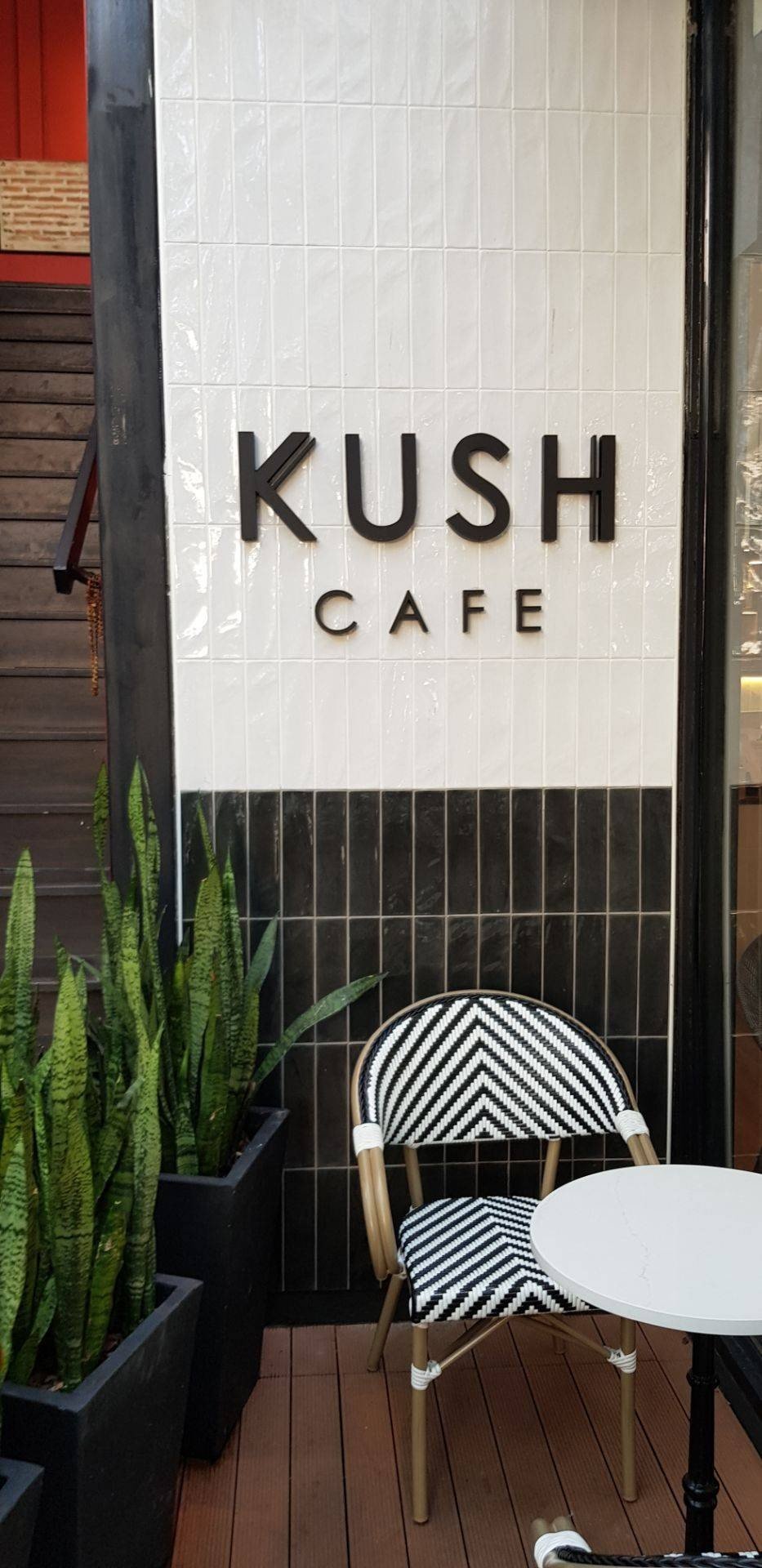 รีวิว Kush Cafe นางลิ้นจี่ KUSH CAFE บรรยากาศสบายๆ แต่นั่งนานไม่ได้นะ