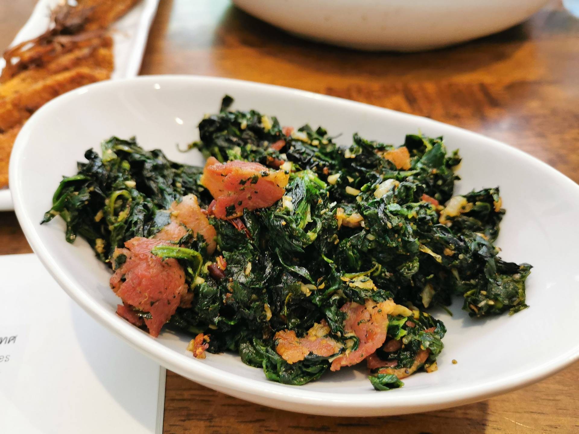 ผักโขมผัดเบคอน กระเทียม พริกแห้ง ร้าน Pan bake & bistro