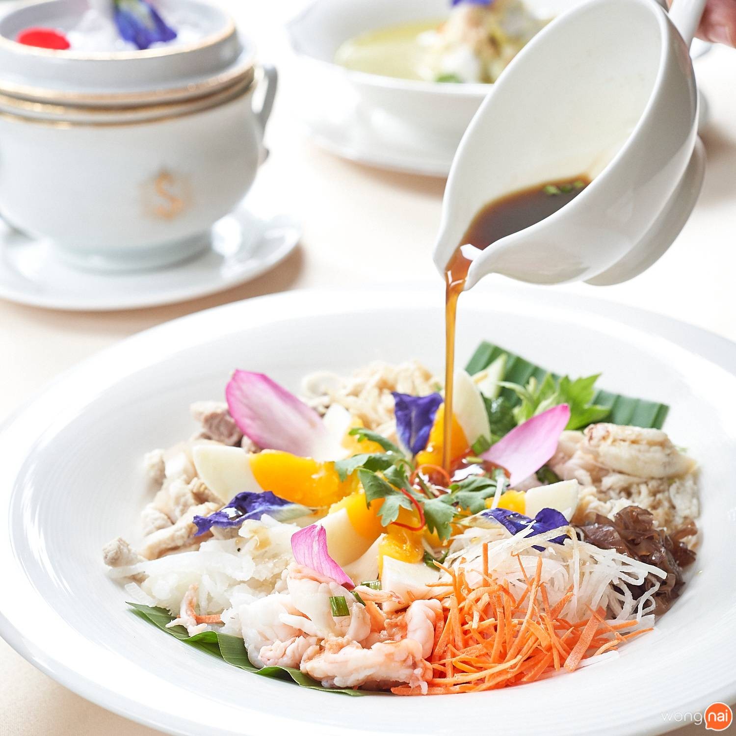 ยำใหญ่ • สีสันน่ากิน “ยำใหญ่” ใส่สารพัดวัตถุดิบคุณภาพ กุ้ง หมู ปู ไข่ ...