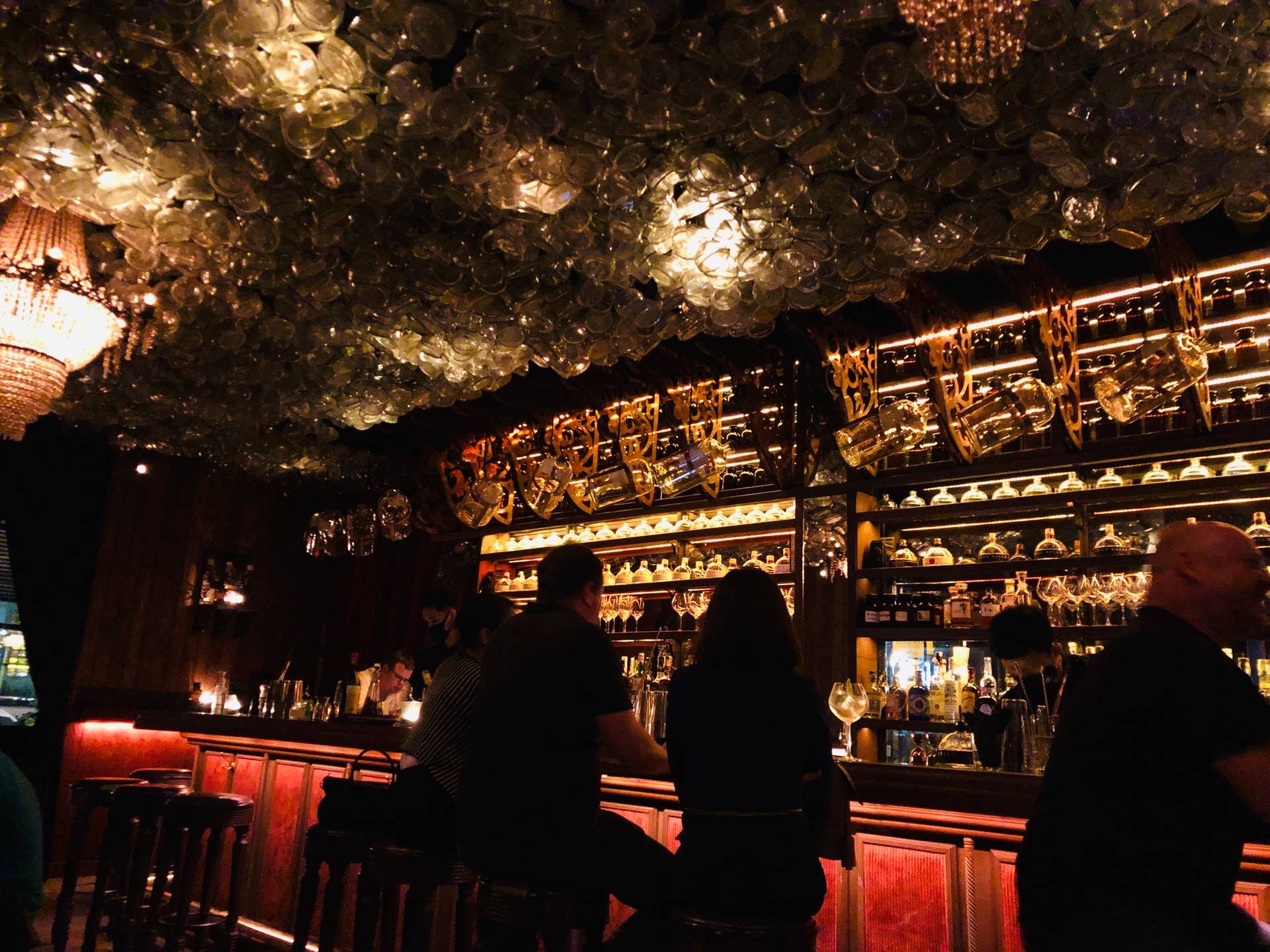 รีวิว IRON BALLS Distillery & Bar บรรยากาศดี friendly bartenders