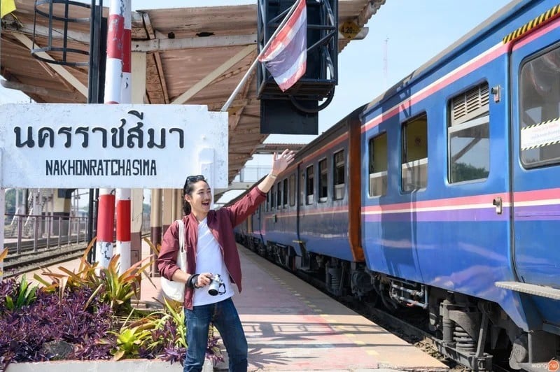 นั่งรถไฟไปเที่ยวสถานีรถไฟโคราช