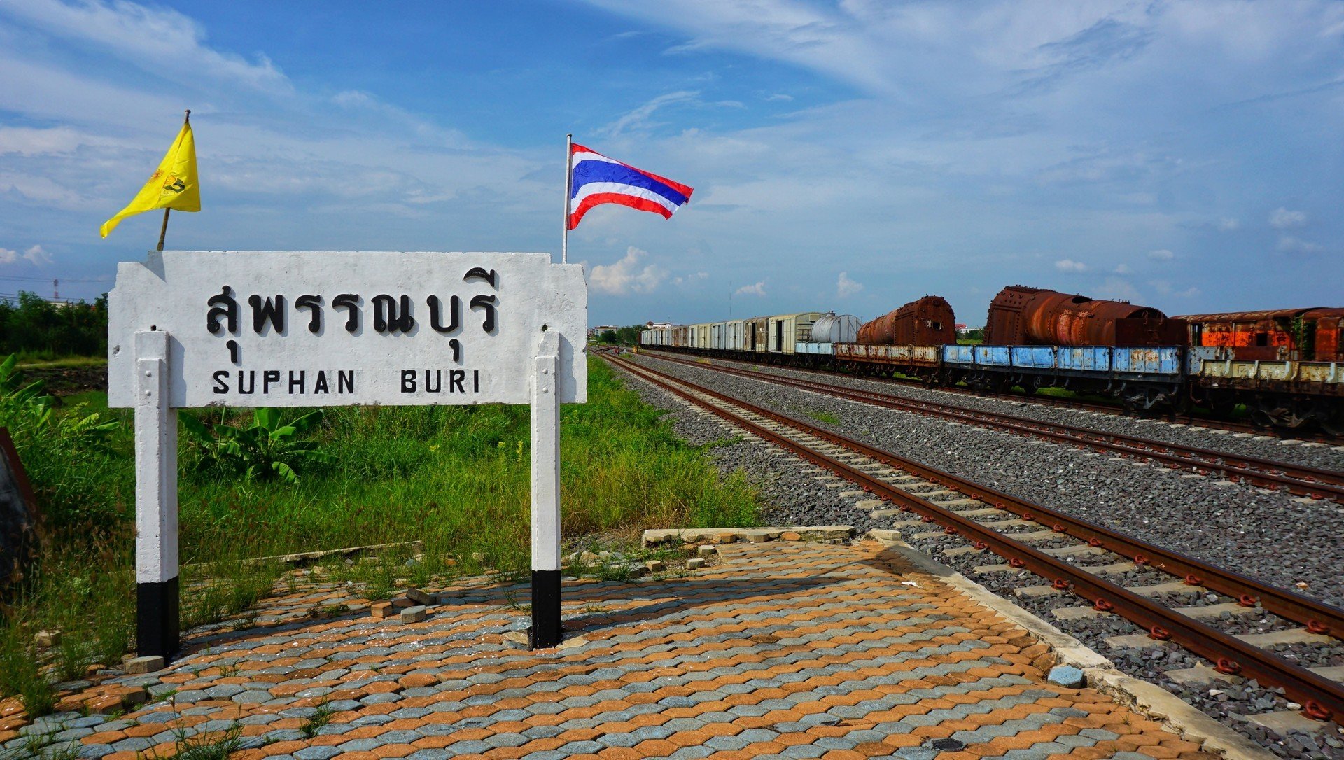 นั่งรถไฟไปเที่ยวสถานีรถไฟสุพรรณบุรี