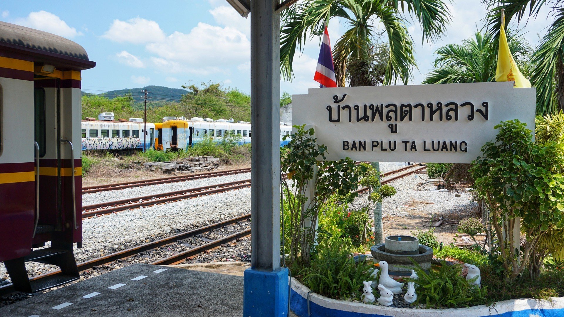 นั่งรถไฟไปเที่ยวสถานีรถไฟพัทยา