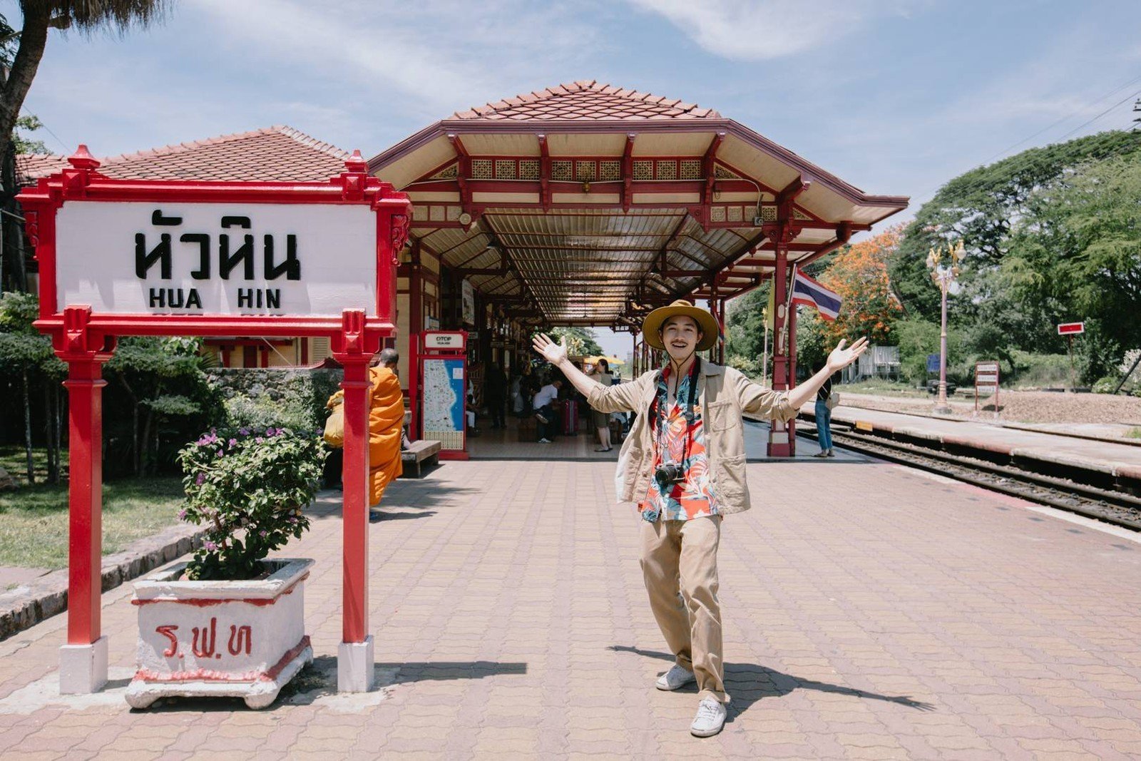 นั่งรถไฟไปเที่ยวสถานีรถไฟหัวหิน