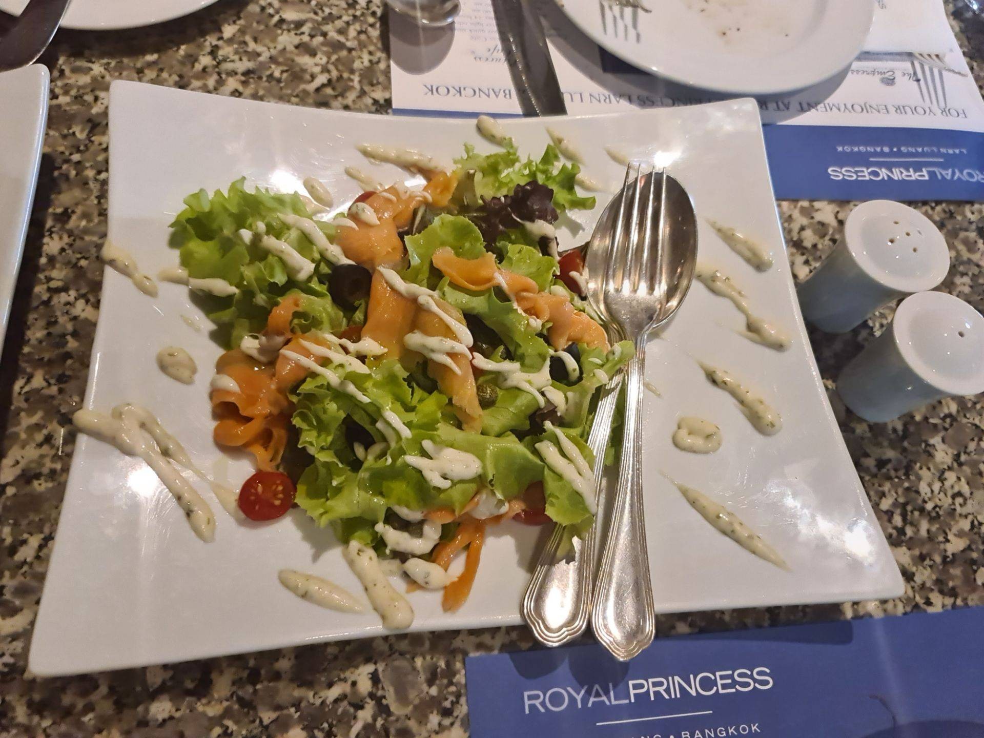 สลัด แซลมอน ร้าน ปิกโกโล Piccolo Italian Restaurant โรงแรมรอยัลปริ๊นเซสหลานหลวง กรุงเทพฯ