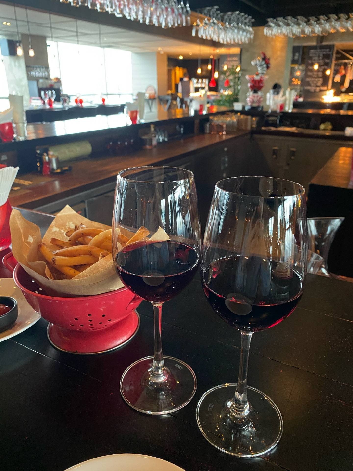 รีวิว Scarlett Wine Bar & Restaurant โรงแรมพูลแมน จี สีลม มาทันช่วง