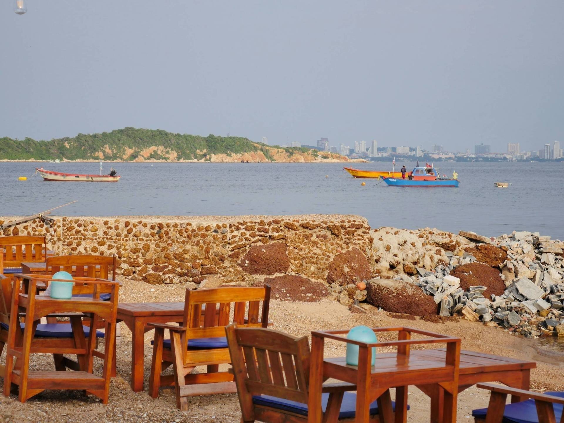 บรรยากาศร้านครัวเฉลียงลม ร้านอาหารบนเกาะล้าน