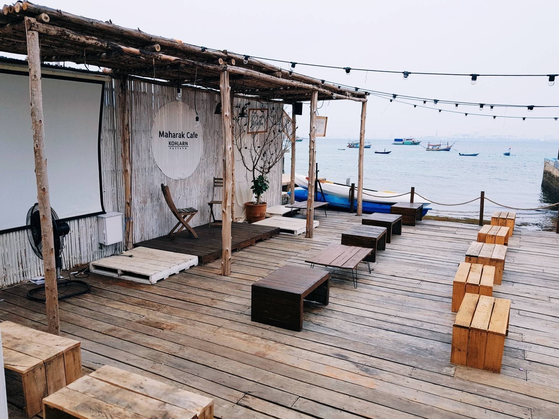บรรยากาศร้าน Maharak ร้านอาหารติดทะเลบนเกาะล้าน