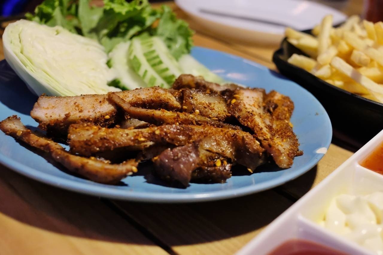 เมนูคอหมูย่างจิ้มแจ่ว จากร้าน Pause Resort & Bar ร้านเหล้าบนเกาะล้าน