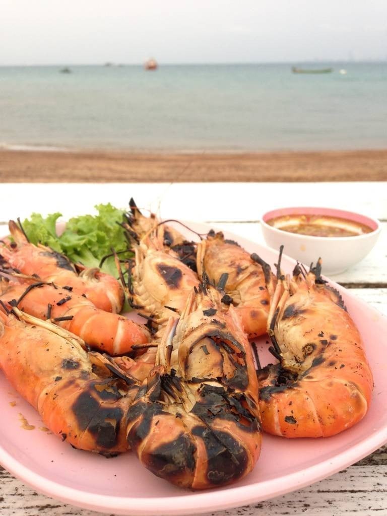กุ้งเผาจากร้าน ครัวเฉลียงลม เกาะล้าน