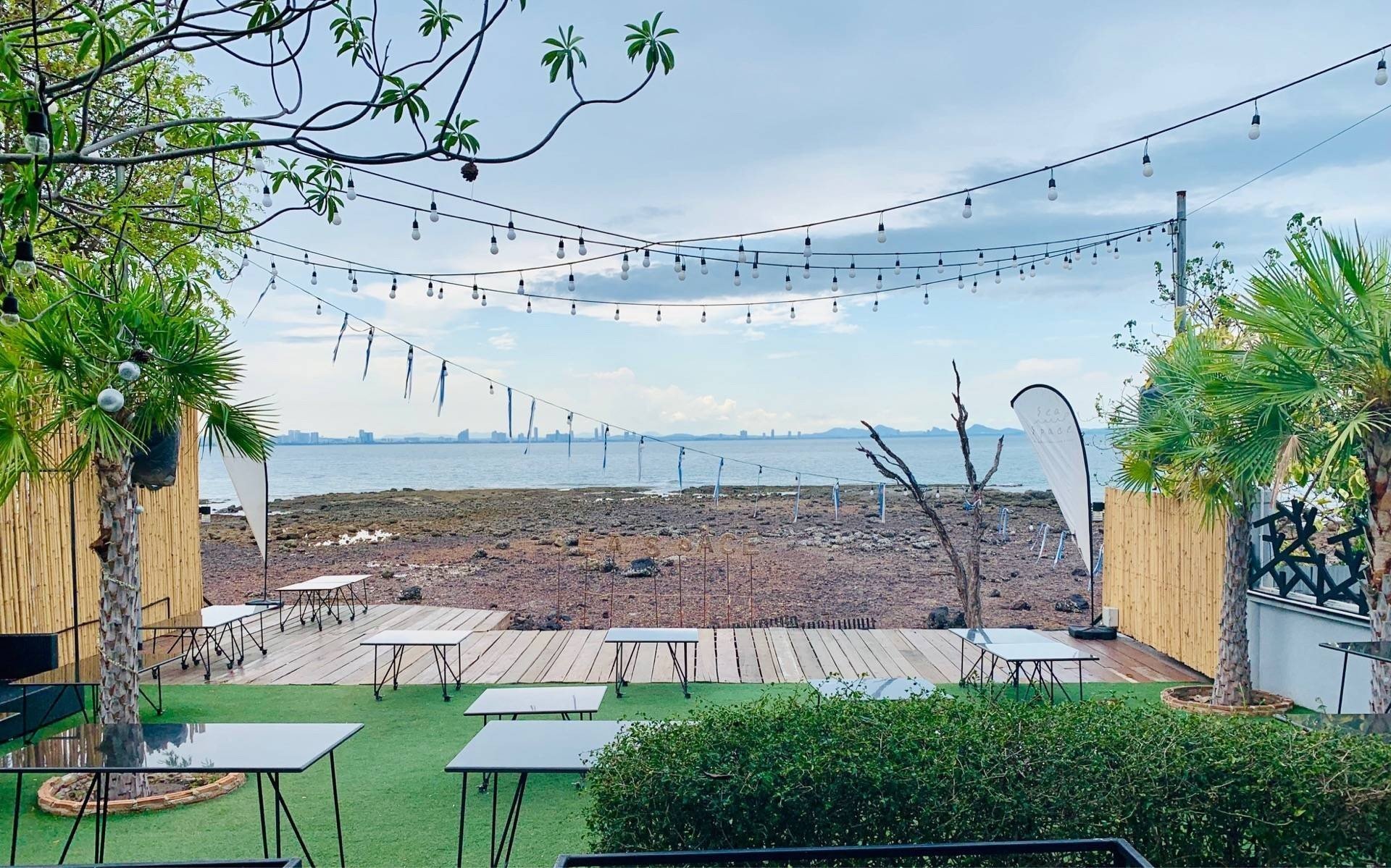 Sea Space ร้านอาหารบรรยากาศดีบนเกาะล้าน