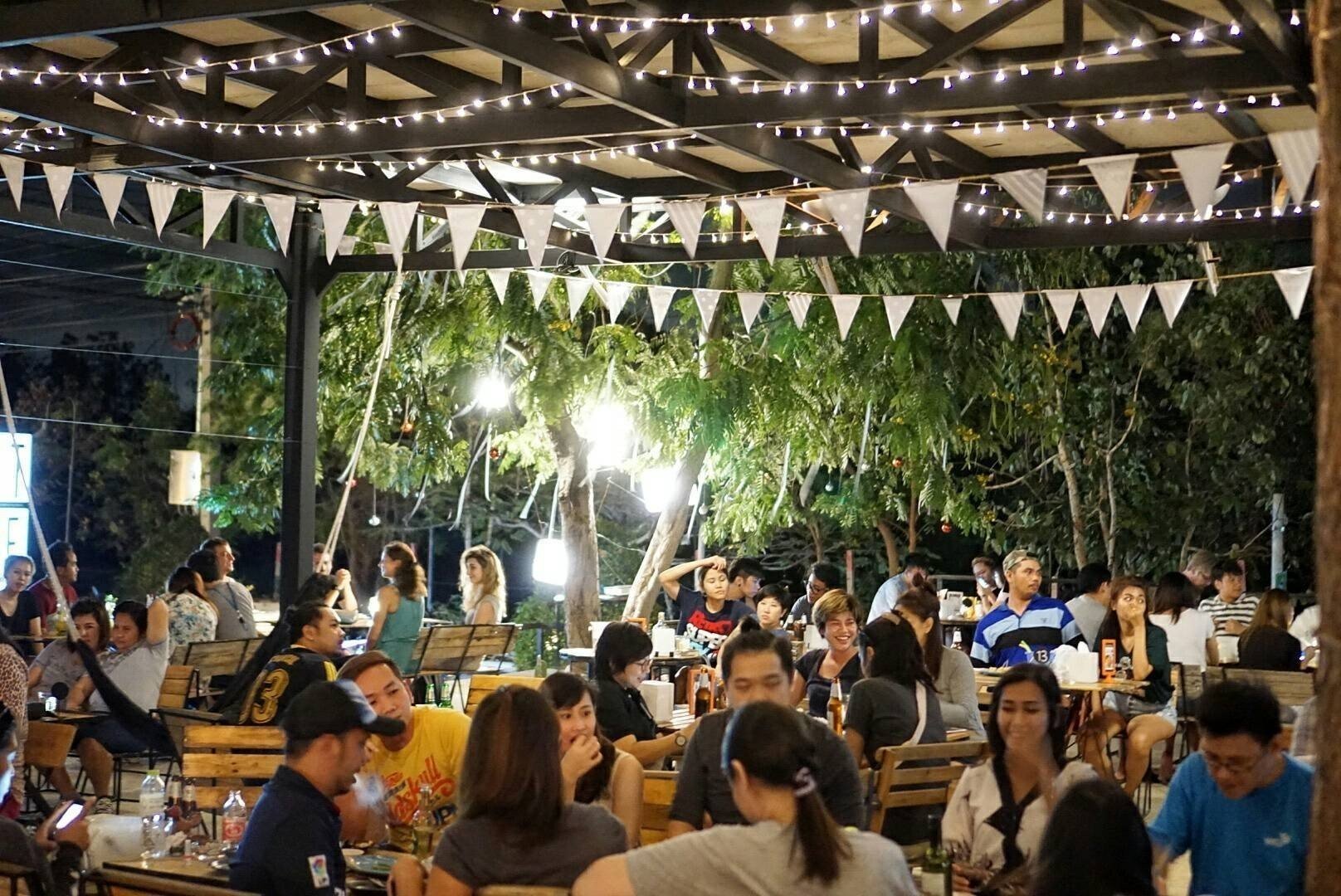 บรรยากาศร้าน Pause Resort & Bar ร้านเหล้าบนเกาะล้าน