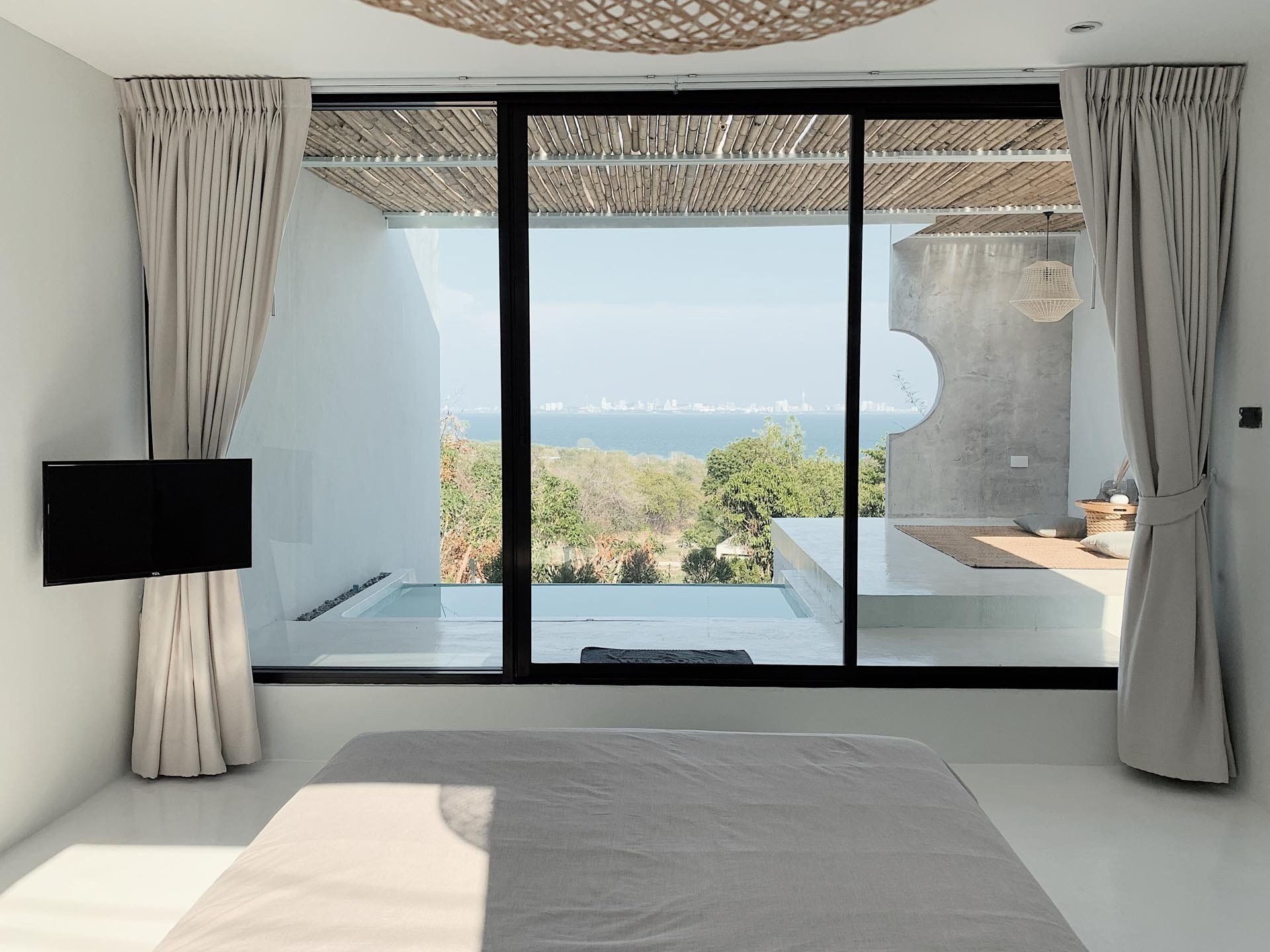 MYTH Koh Larn Resort Bar & Bistro ที่พักหรูบนเกาะล้าน