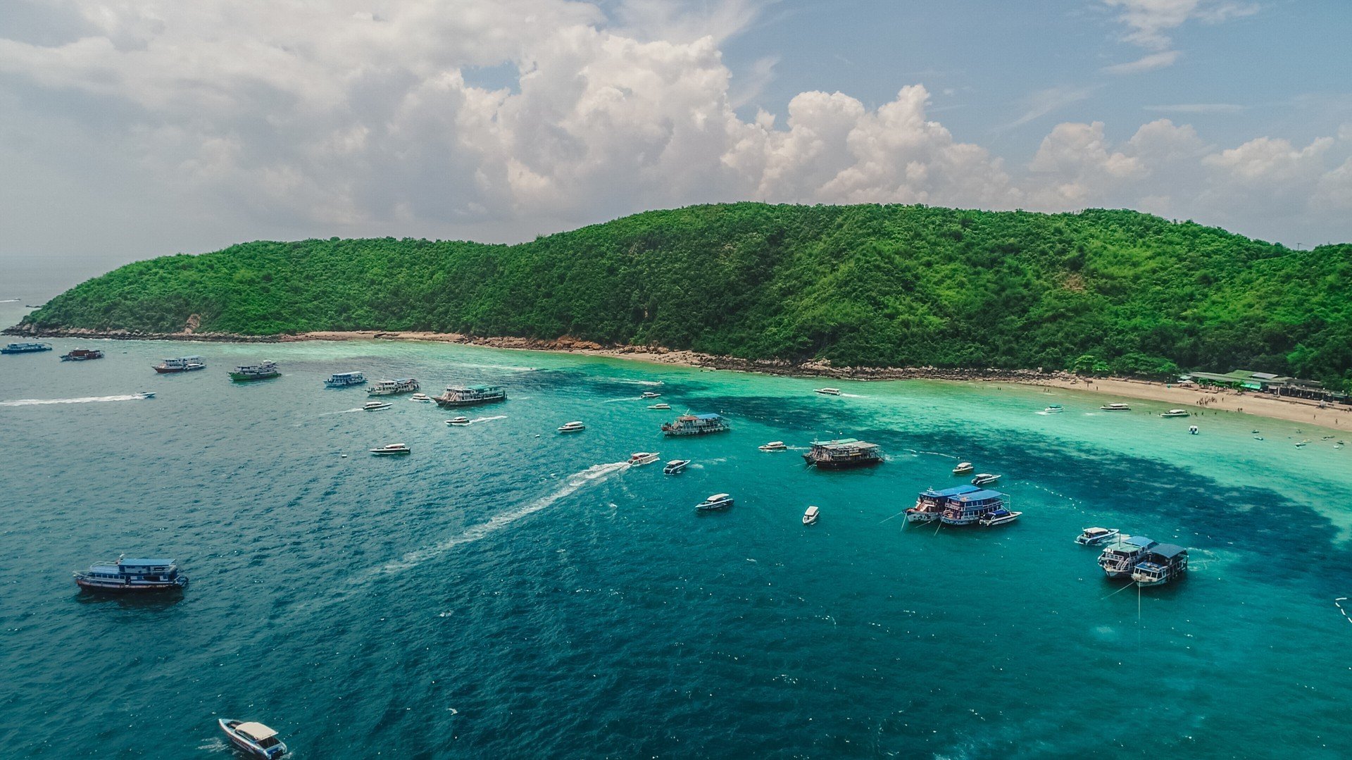 หาดทองหลาง ชายหาดบนเกาะล้าน