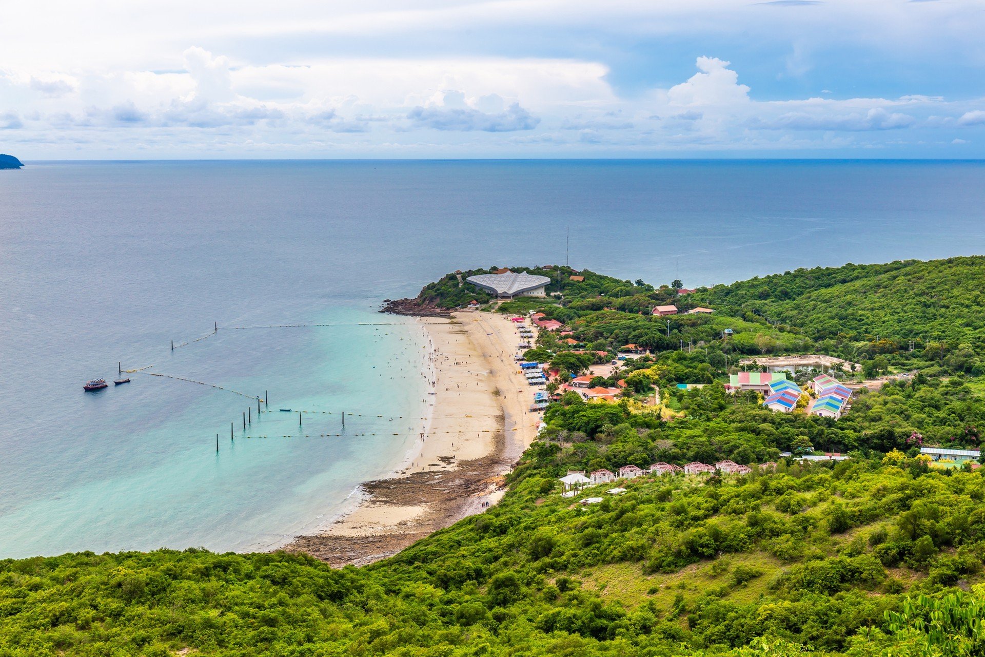 หาดแสมชายหาดบนเกาะล้าน