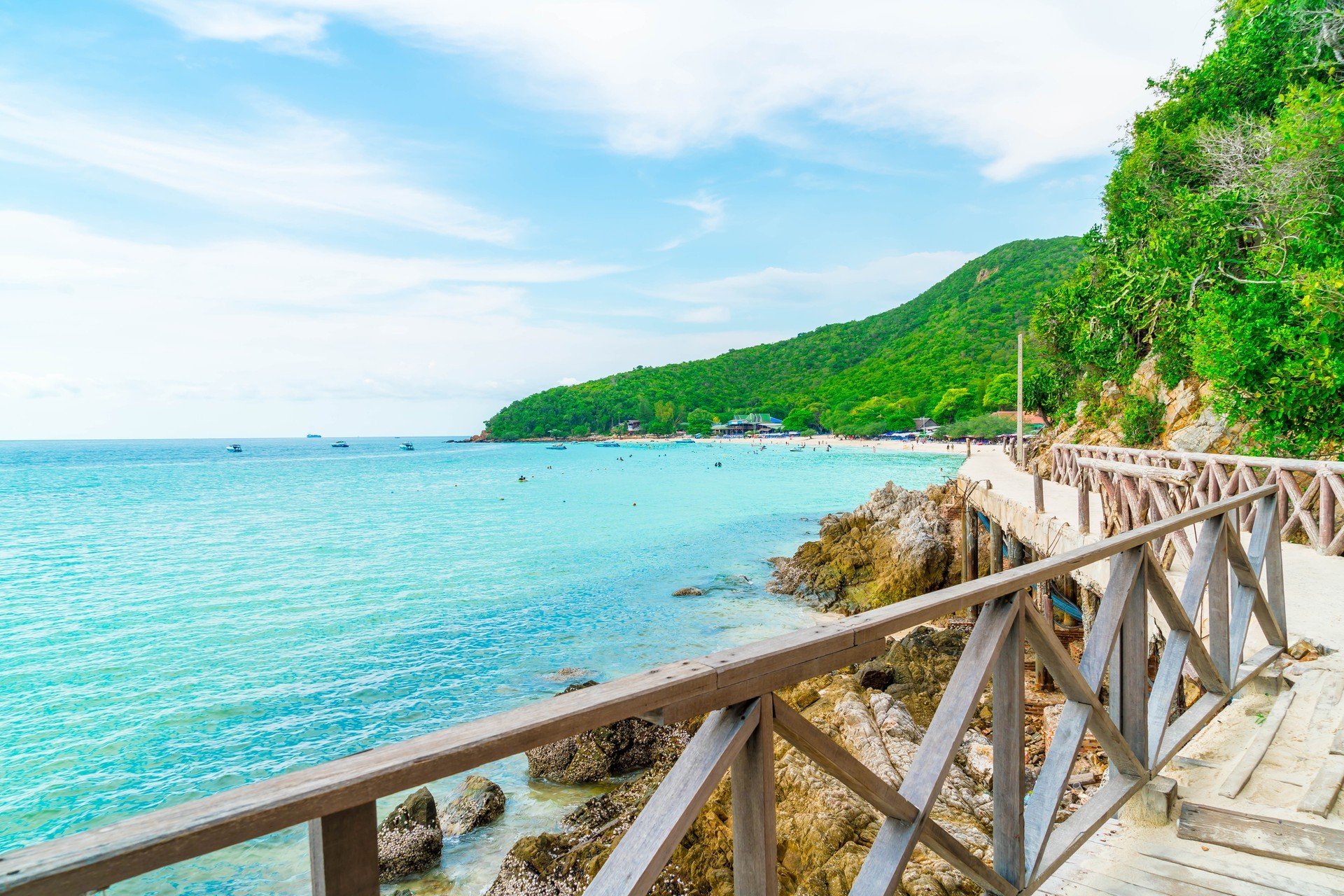 จุดชมวิวหาดเทียนและจุดถ่ายรูปสะพานไม้บนเกาะล้าน