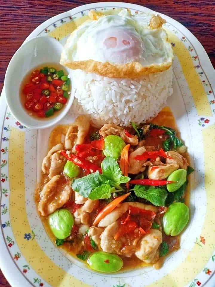 ข้าวสตอกะปิผัดไก่ แถมฟรี ไข่ดาว • image ร้าน นึ่งเหนียวแฉะ ข้าวเหนียว ...