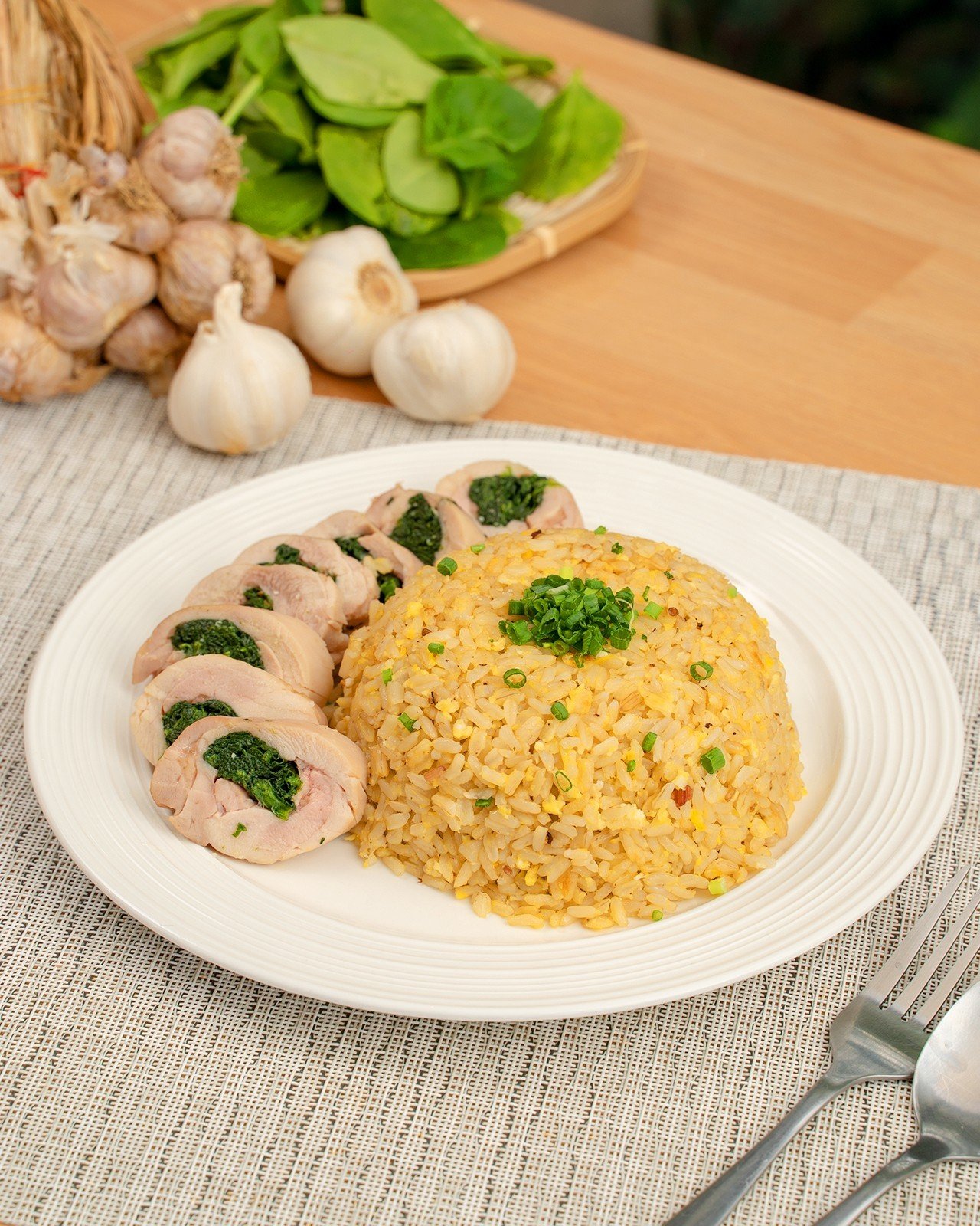 ข้าวผัดสะโพกไก่ม้วน