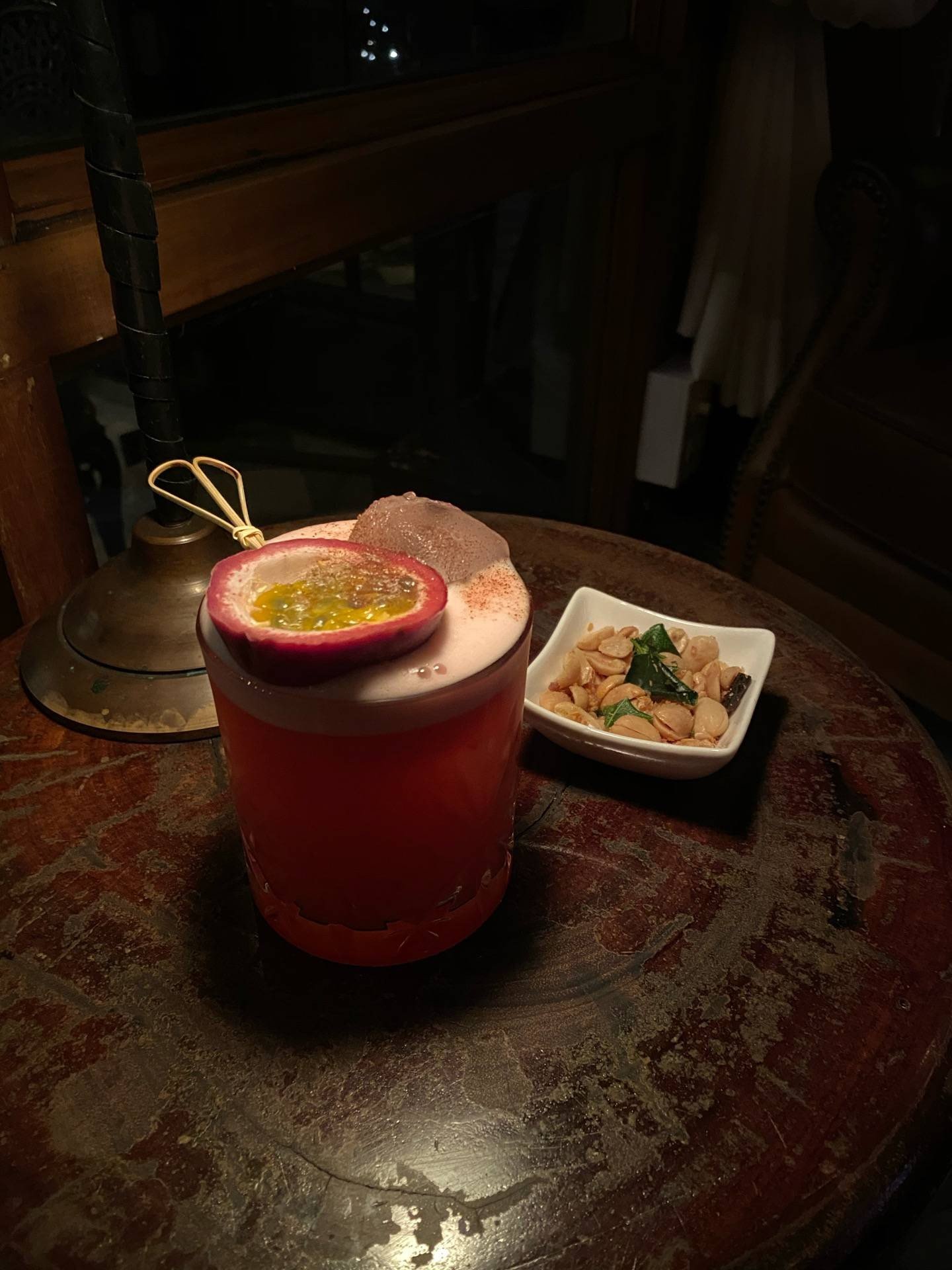 รีวิว IRON BALLS Distillery & Bar ร้านตกแต่งดี บรรยากาศดีมาก