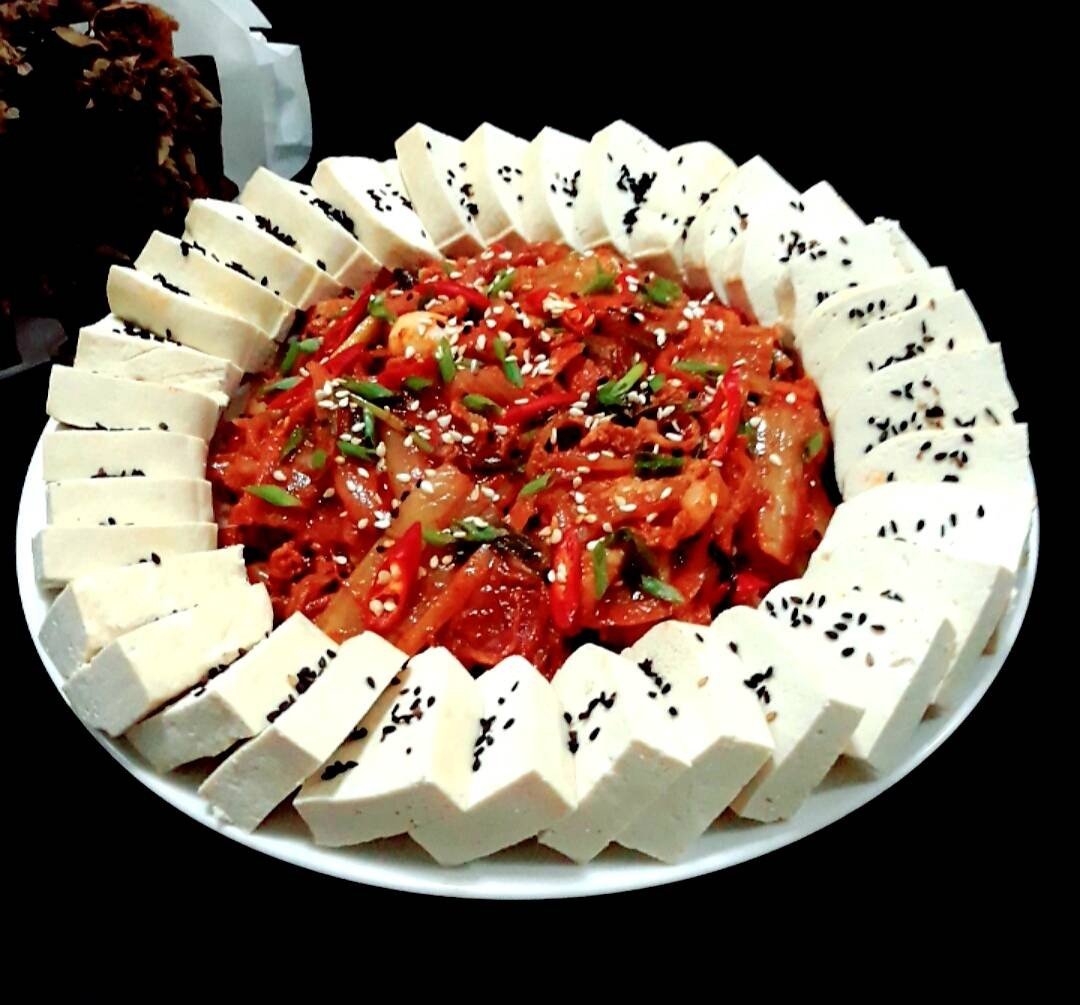 เต้าหู้กับกิมจิผัด (เต้าหู้กิมจิ) stir fried pork with kimchi and tofu