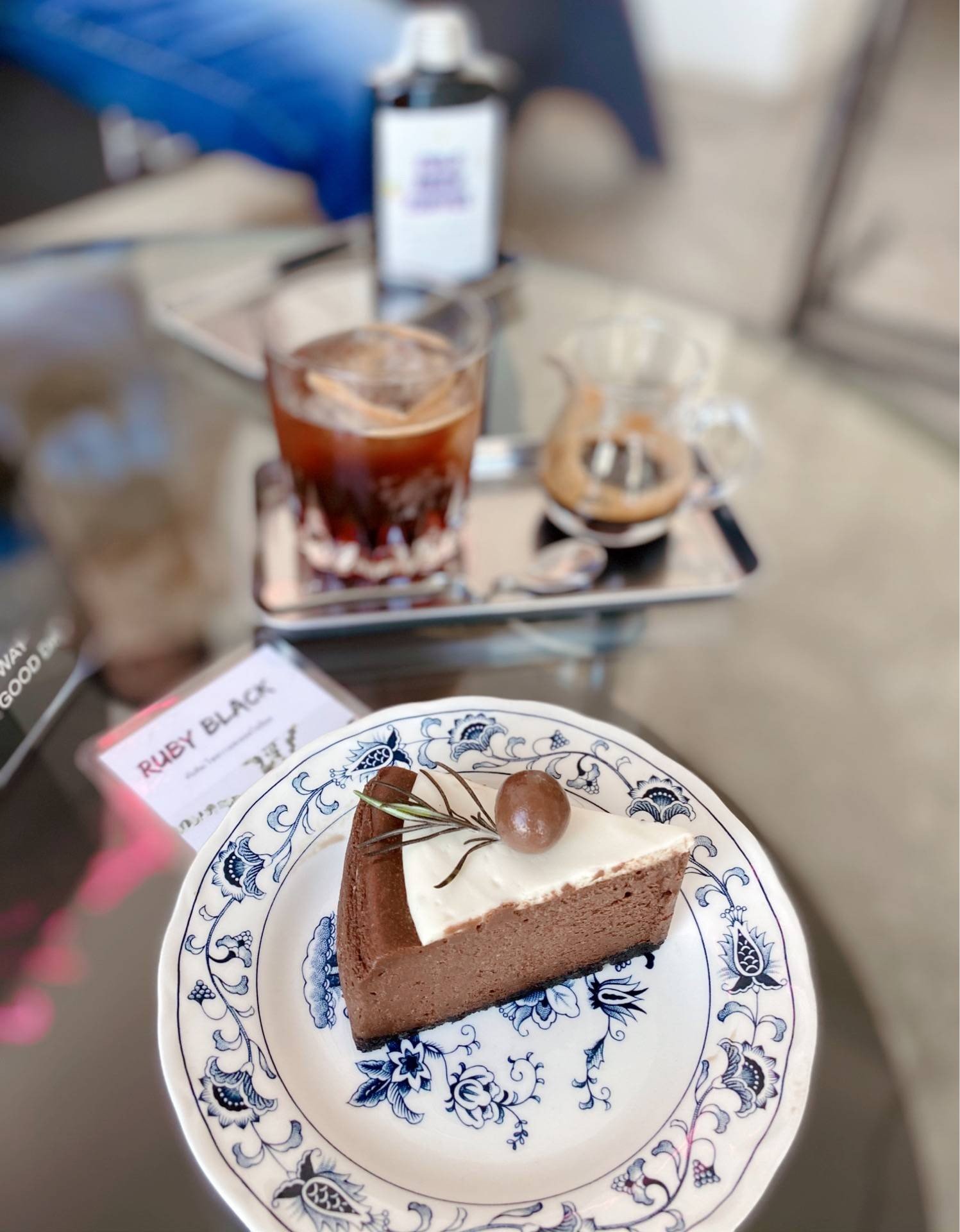 รีวิว Flat White Café X Poshtel Lampang คาเฟ่ธีมขาว เครื่องดื่มเก๋