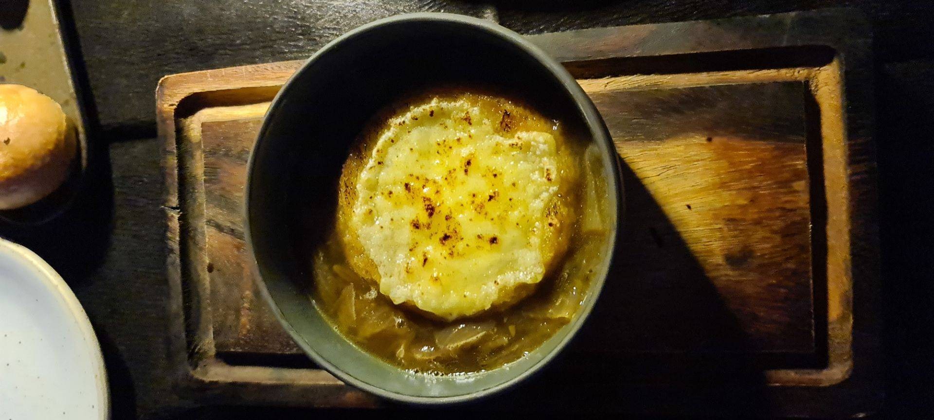 French onion soup ร้าน Pineapple Cafe and Grill Pattaya