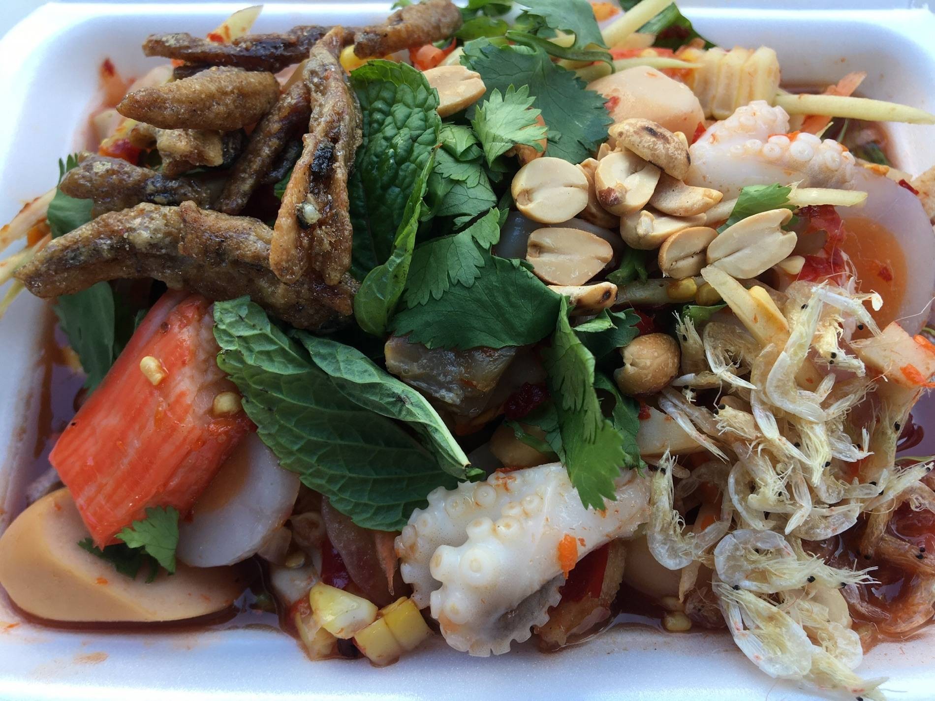 ร้าน ยำ ยักษ์ ใหญ่ ตลาดเดินเล่นกรุงเทพกรีฑา | รีวิวร้านอาหาร