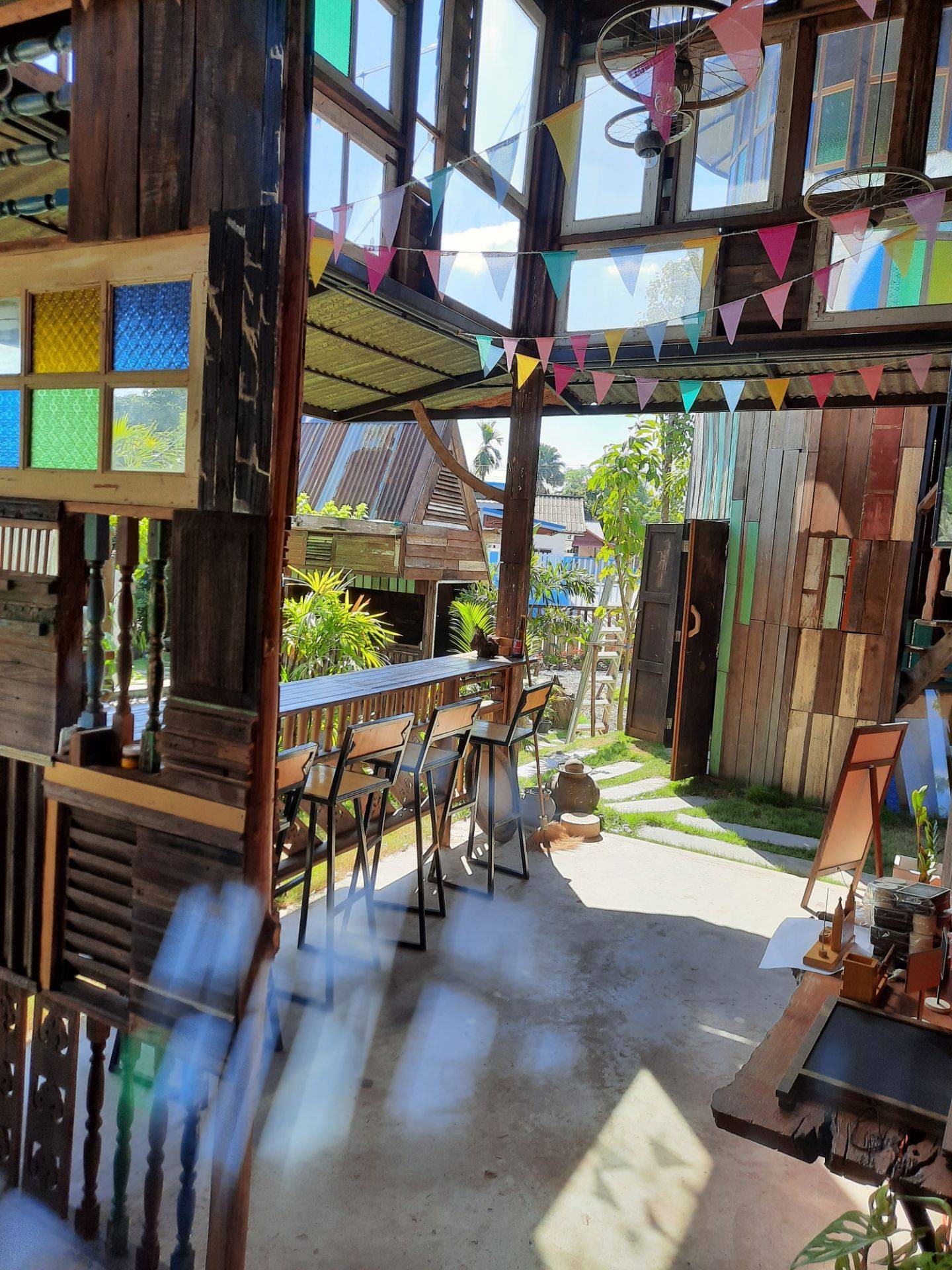 รีวิว Wood Box Cafe & Restaurant ร้านบรรยากาศดีมาดค่ะ สวยมากวิวดี
