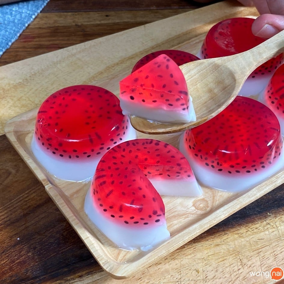 วุ้นกะทิน้ำแดงเม็ดแมงลัก