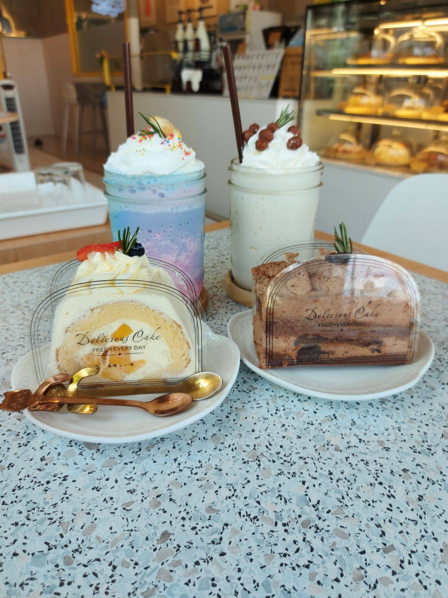 รีวิว Cat' Eye Cafe Coffee& Dessert ร้านเค้กที่มีแมว (เลี้ยง) ตก