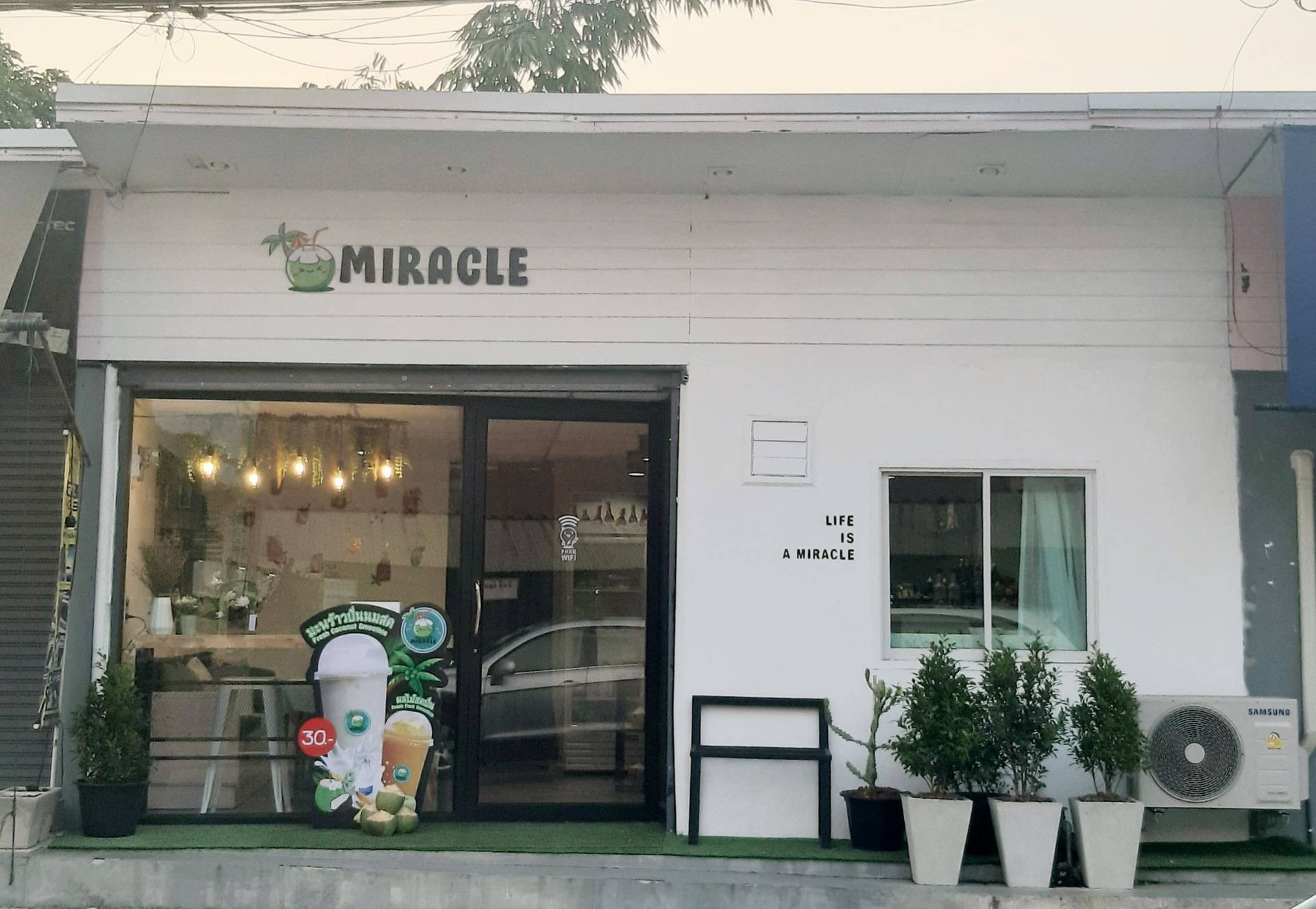 รีวิว Miracle Smoothie Bar (มิราเคิลมะพร้าวปั่นนมสดในเมือง) ร้าน