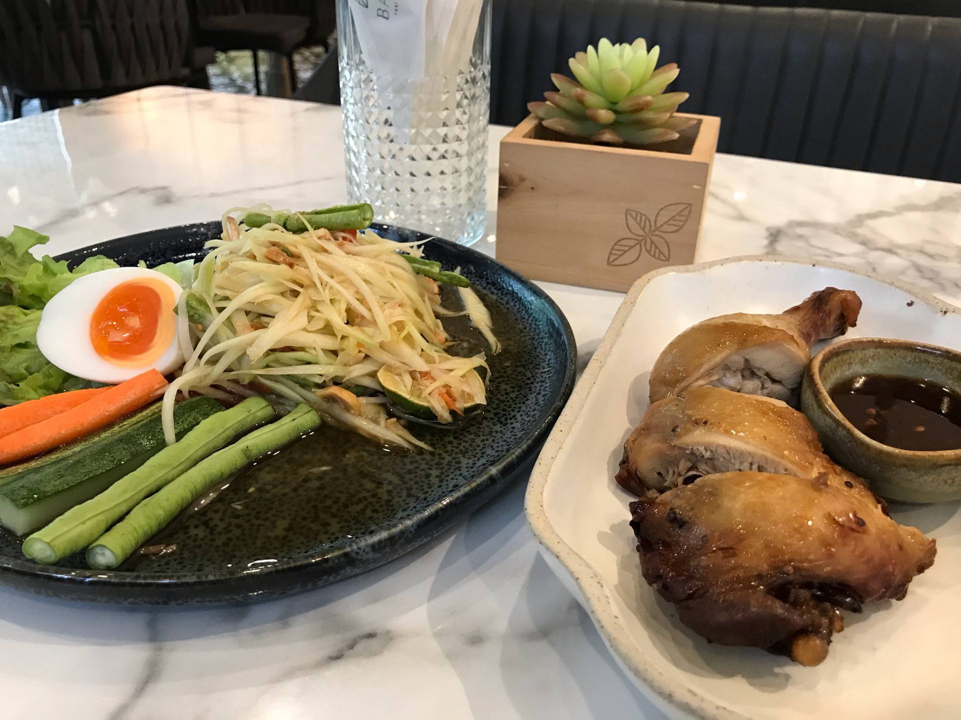 รีวิว Basil Thai Kitchen RIVERSIDE PLAZA อาหารเที่ยงง่าย ร้านอาหารใน