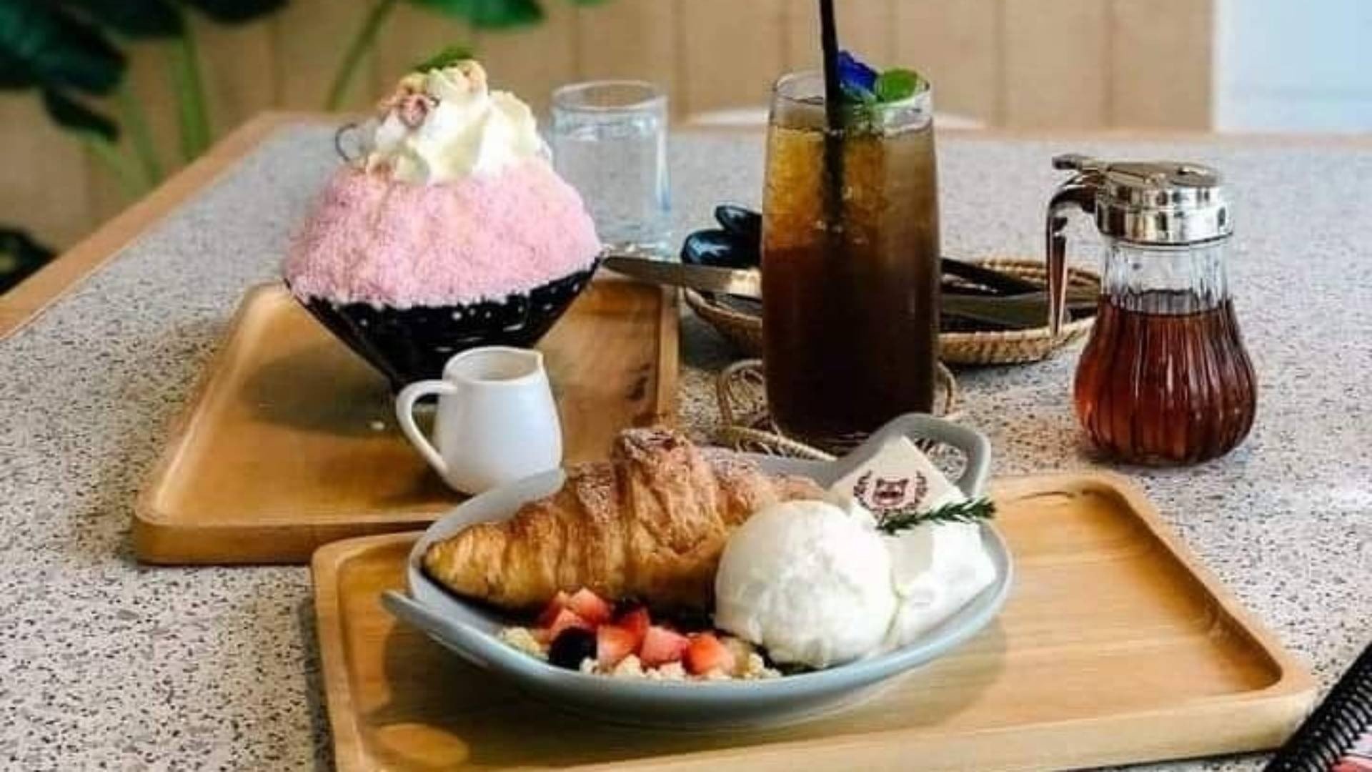 [รีวิว] ร้าน Cat' Eye Cafe Coffee& Dessert เมนูแนะนำ รูปภาพ ราคา