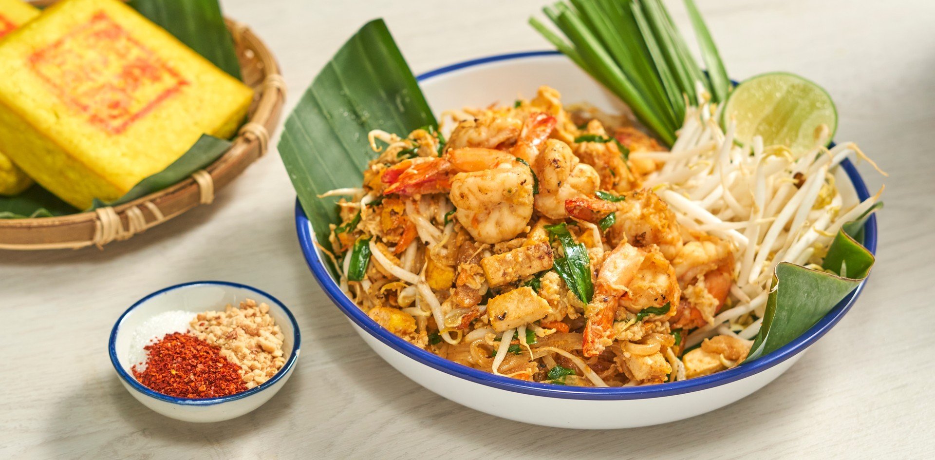 วิธีทำ “ผัดไทยกุ้งสด” เมนูอาหารจานเดียวสูตรเด็ด พร้อมสูตรซอสผัดไทย!